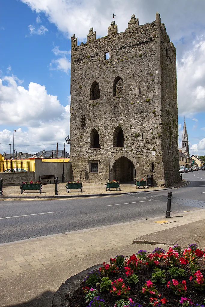 Photo showing: Castles of Munster: Kilmallock, Limerick (King John's Castle) There is now a public passageway through an opening of the basement of this four storey tower called King John's Castle, that may at one time have been the north gate entrance to the town. It dates probably from the 15c, and was granted to Henry Billingsley in 1588, and to Thomas Browne in 1604. In 1645 it was used as an arsenal by Lord Castlehaven's forces, a military hospital in 1651, and in the 19c it contained a forge and given large new upper windows. It continues as an imposing landmark in the town today.