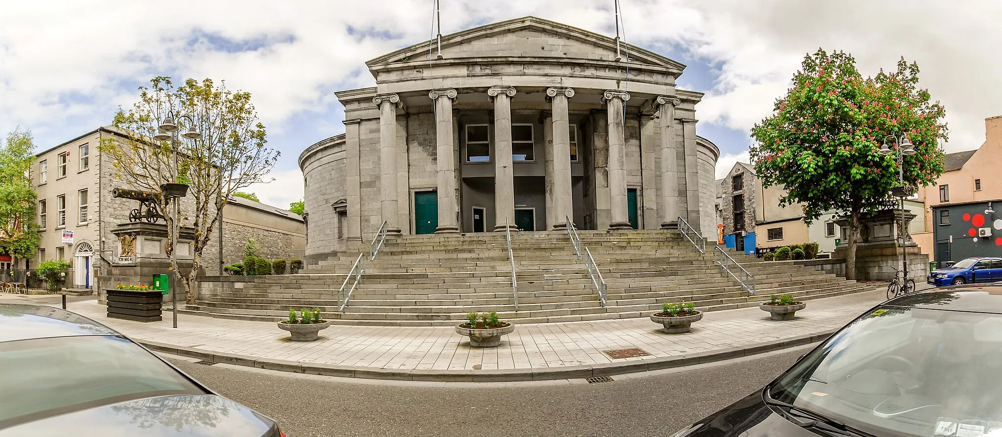 Photo showing: Tralee Courthouse was designed by Sir Richard Morrison and built in 1835.