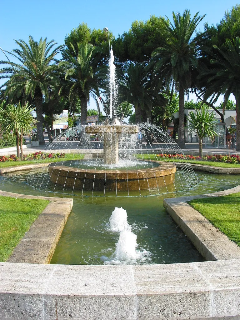 Photo showing: Alba Adriatica, Abruzzo, Italia Fountain in Alba adriatica