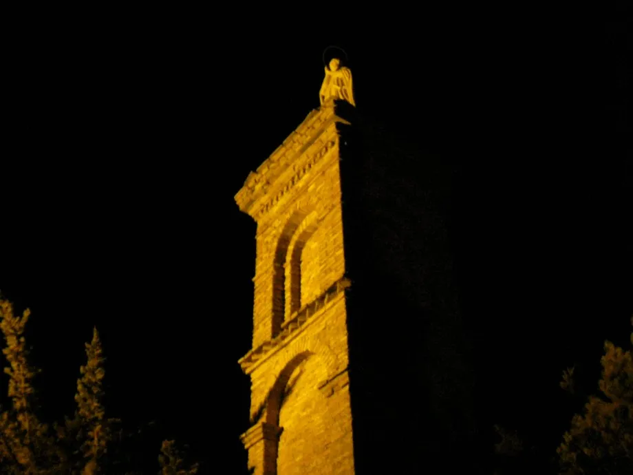 Photo showing: the column with the statue of St. Cristoforo to Atessa by night