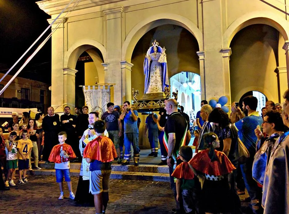Photo showing: Statua della Madonna delle Grazie di Roccavivi in processione a Balsorano
