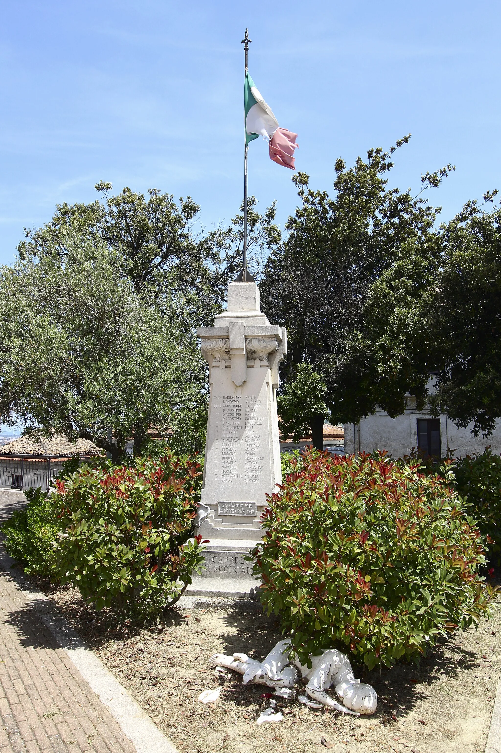 Photo showing: World War I memorial in Cappelle sul Tavo, Province of Pescara, Abruzzo, Italy