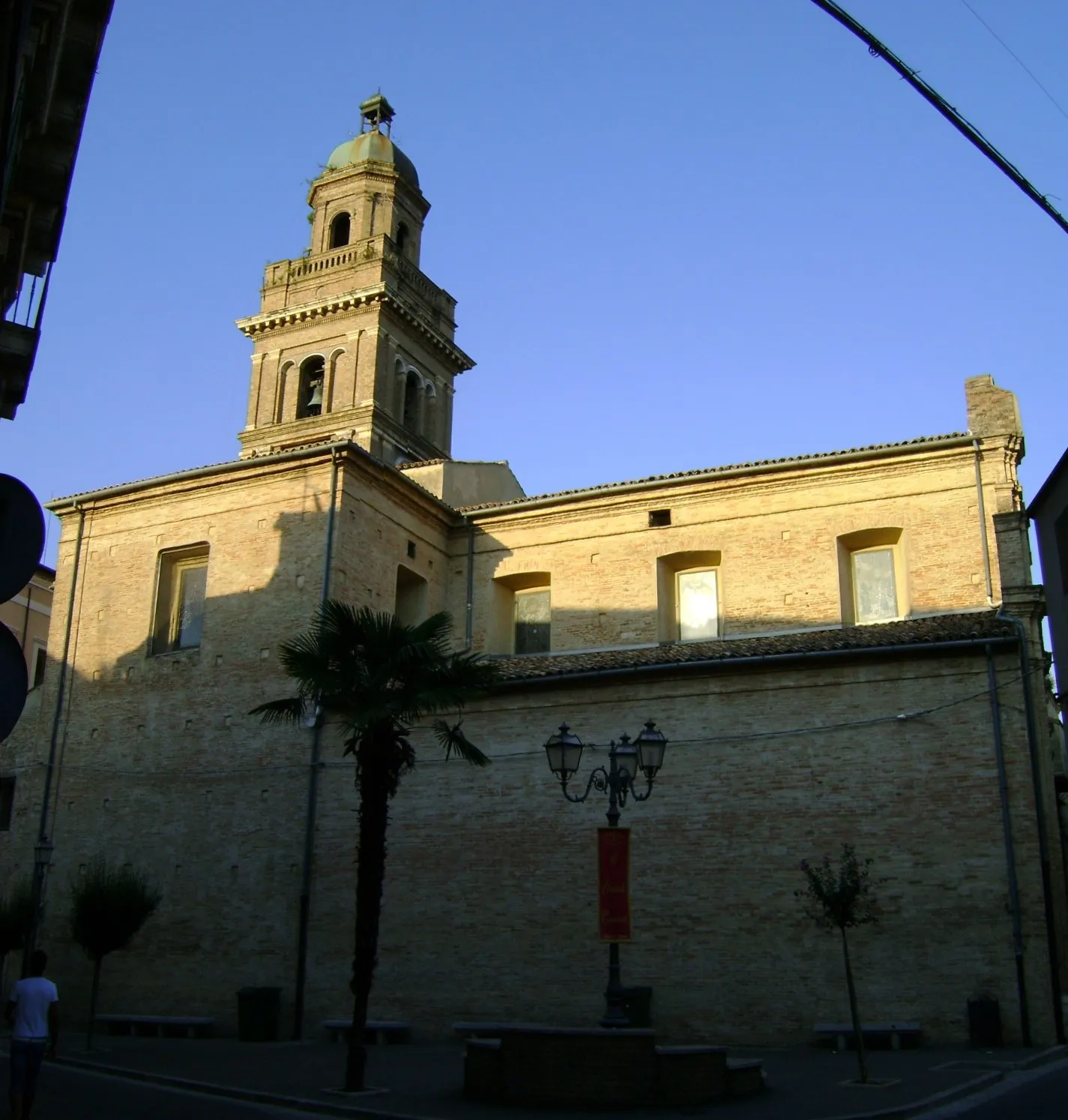 Photo showing: The left side of the church of San Salvatore, Casalbordino, province of Chieti, Abruzzo