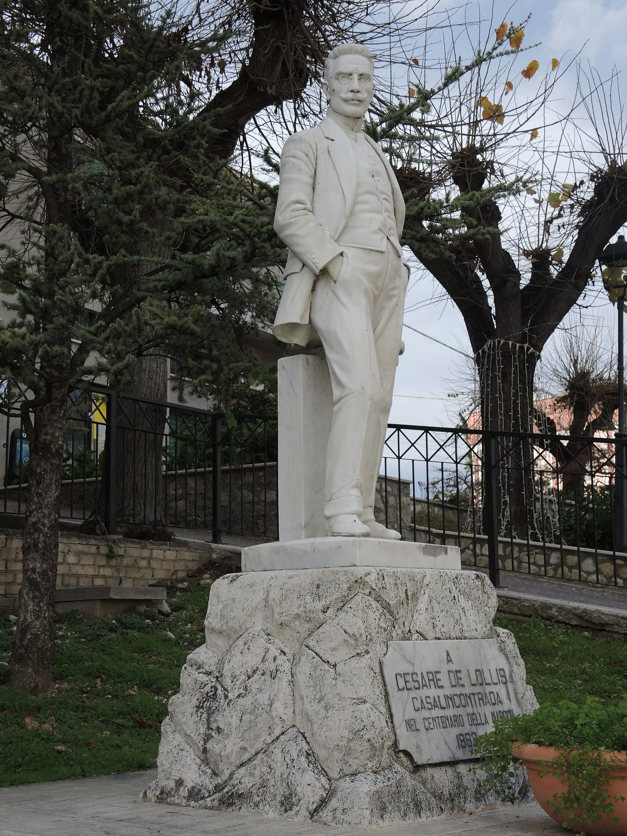 Photo showing: Casalincontrada; Monumento a Cesare De Lollis