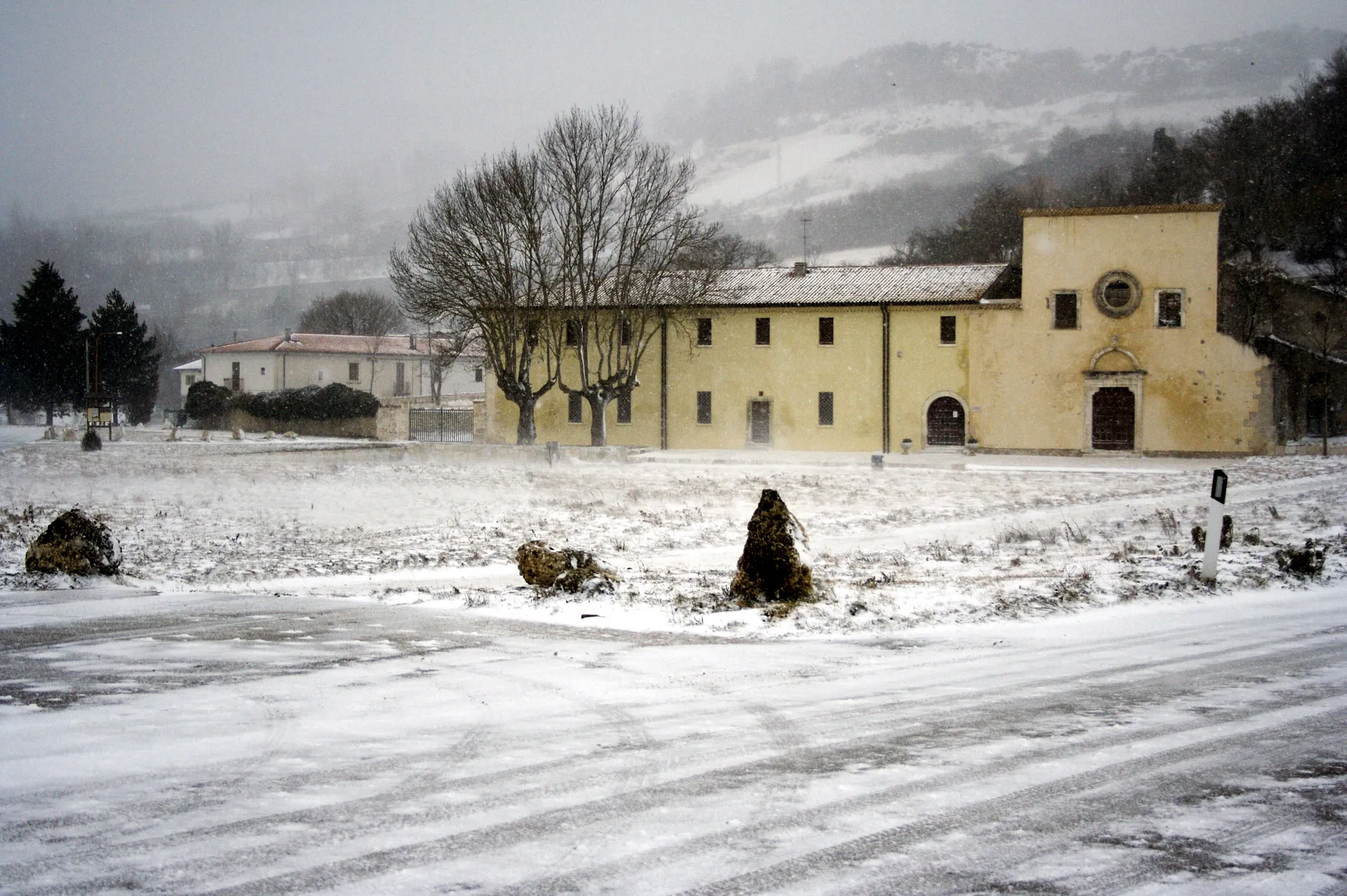 Photo showing: Convento della Maddalena a Castel di Sangro in una giornata nevosa