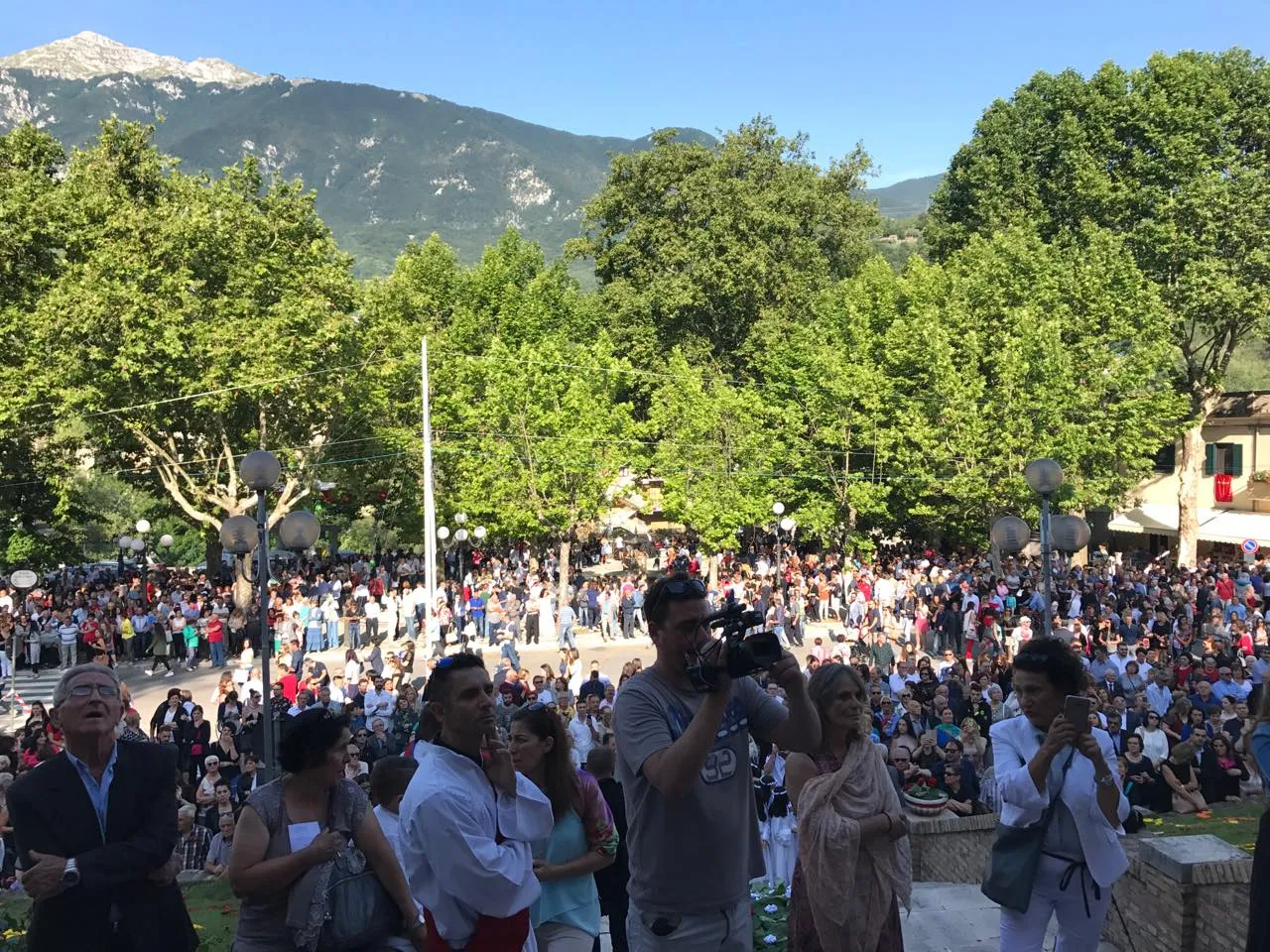 Photo showing: La folla durante la festa di San Giovanni Battista