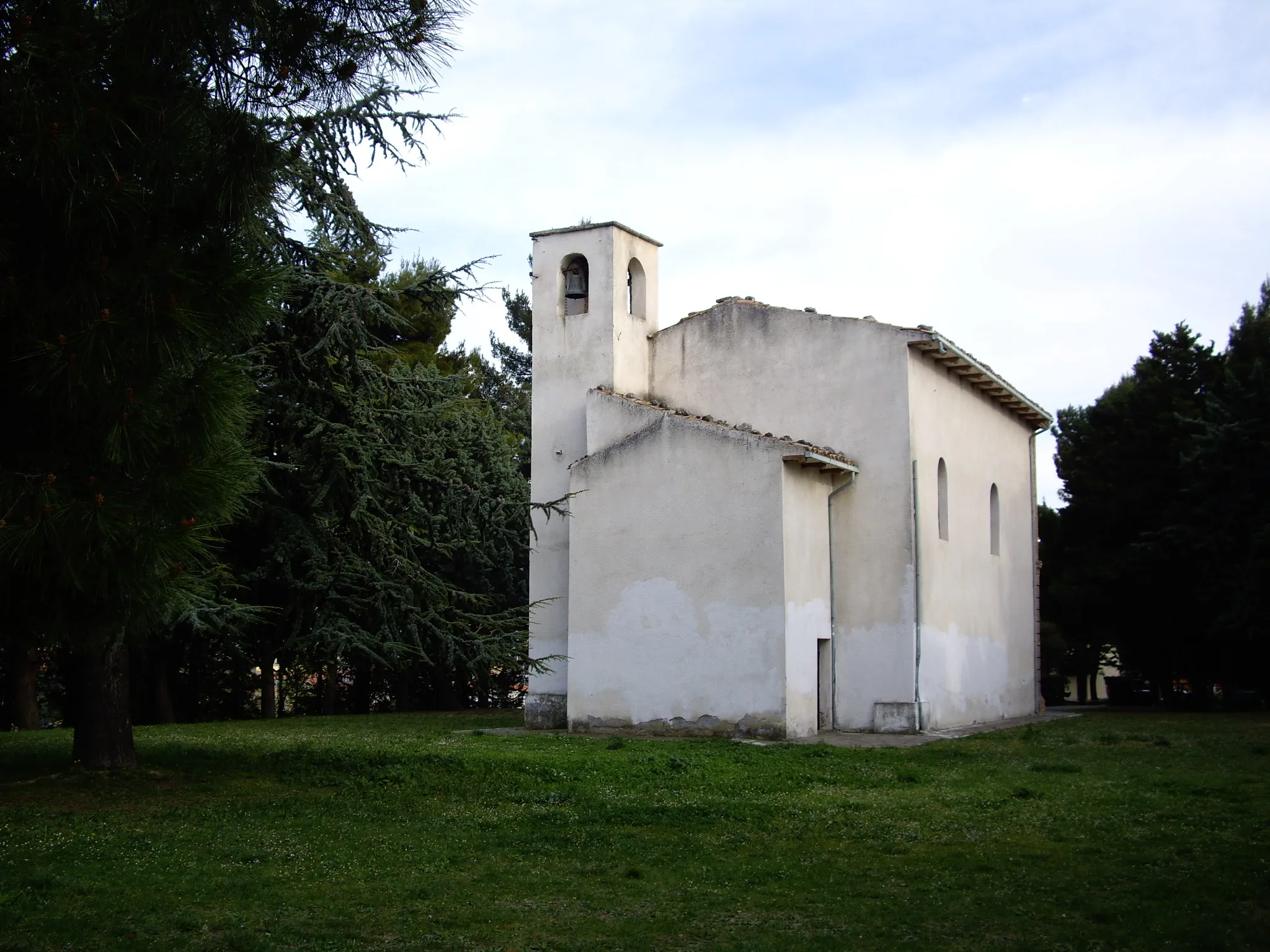 Photo showing: Autore: Giuseppe Paolelli - Vista posteriore della Chiesetta di S.Lucia situata nell'omonima pineta.