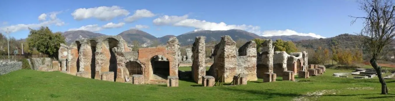Photo showing: Panoramica dell'anfiteatro di Amiternum, vicino L'Aquila