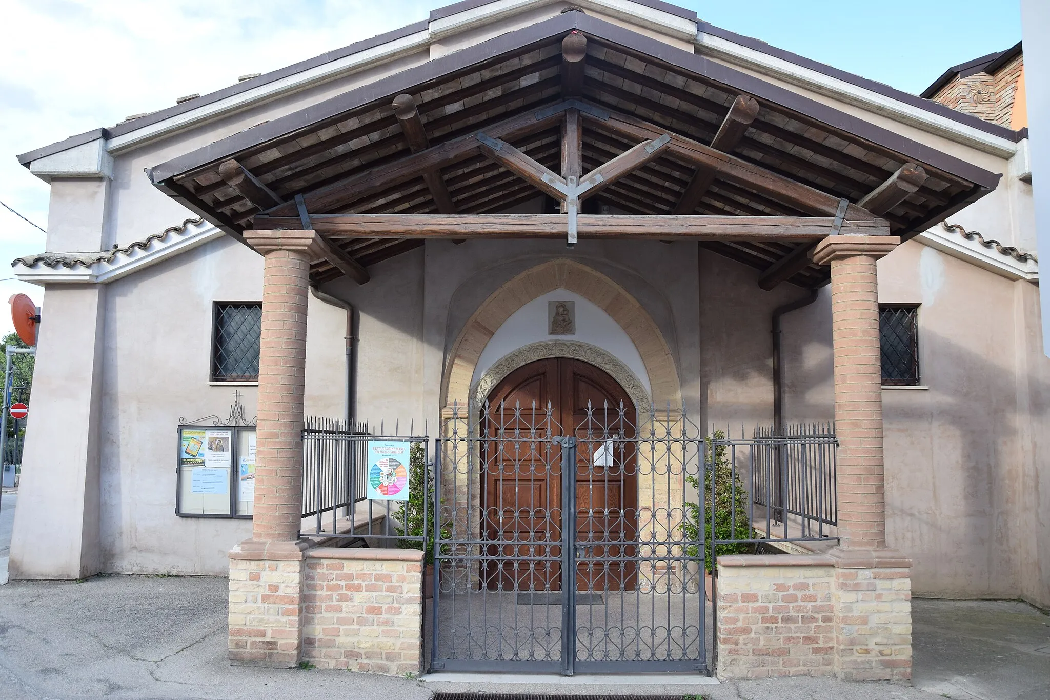 Photo showing: Portale della chiesa della beata Vergine Maria del monte Carmelo, eretta su un precedente tempio pagano nel quartiere Villa Carmine di Montesilvano