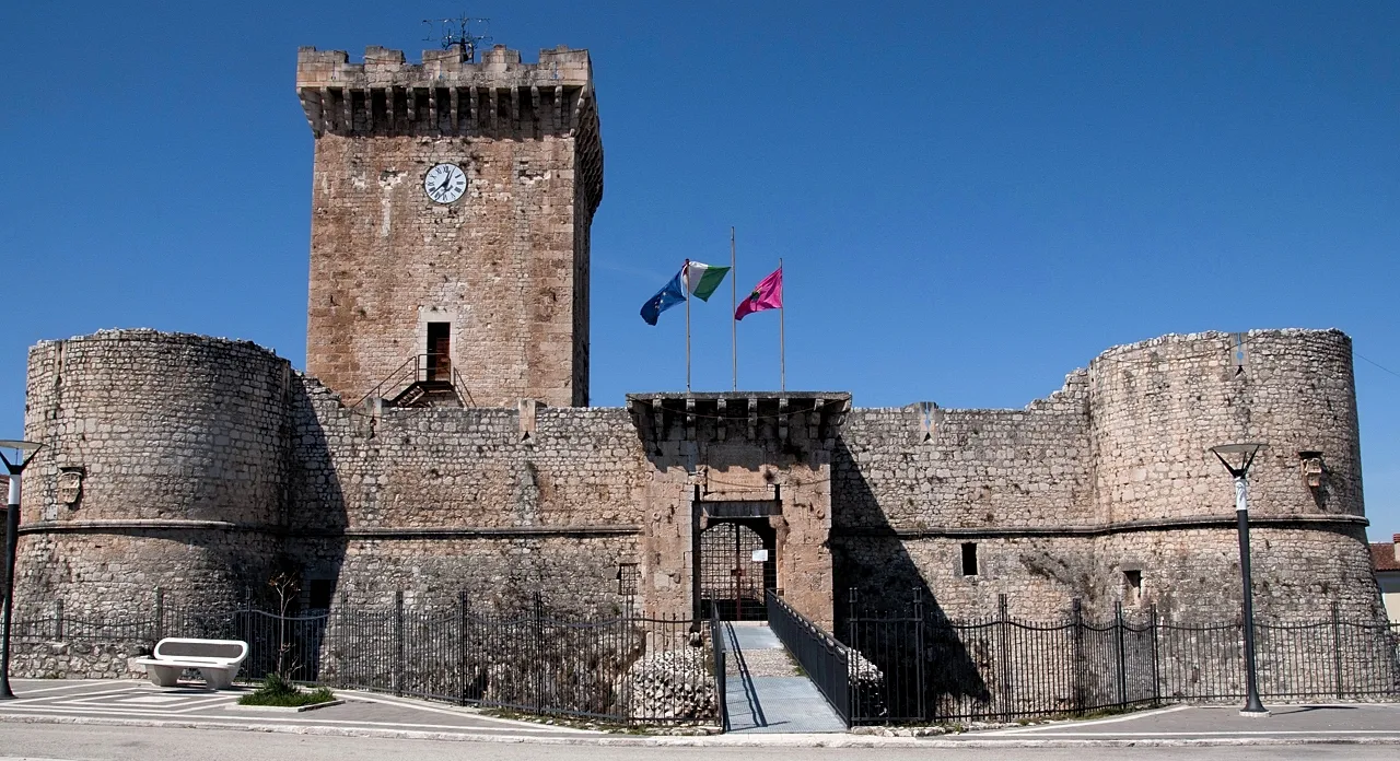 Photo showing: Piccolomini castle, Ortucchio, Abruzzo, Italy