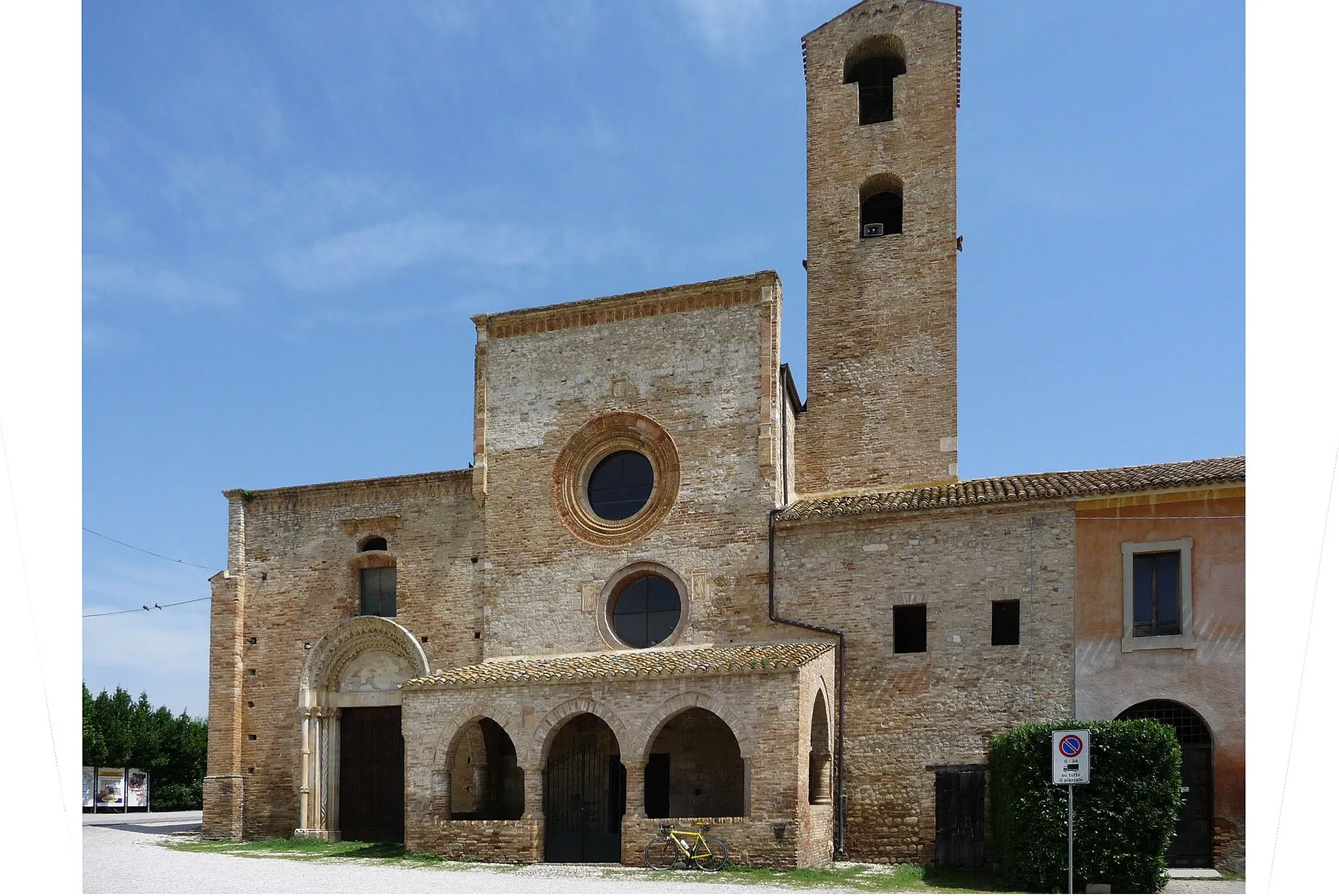 Photo showing: Chiesa di Santa Maria di Propezzano, edificio religioso di stile romanico presso Morro d'Oro in Provincia di Teramo, Abruzzo, Italia,  esterno giorno,