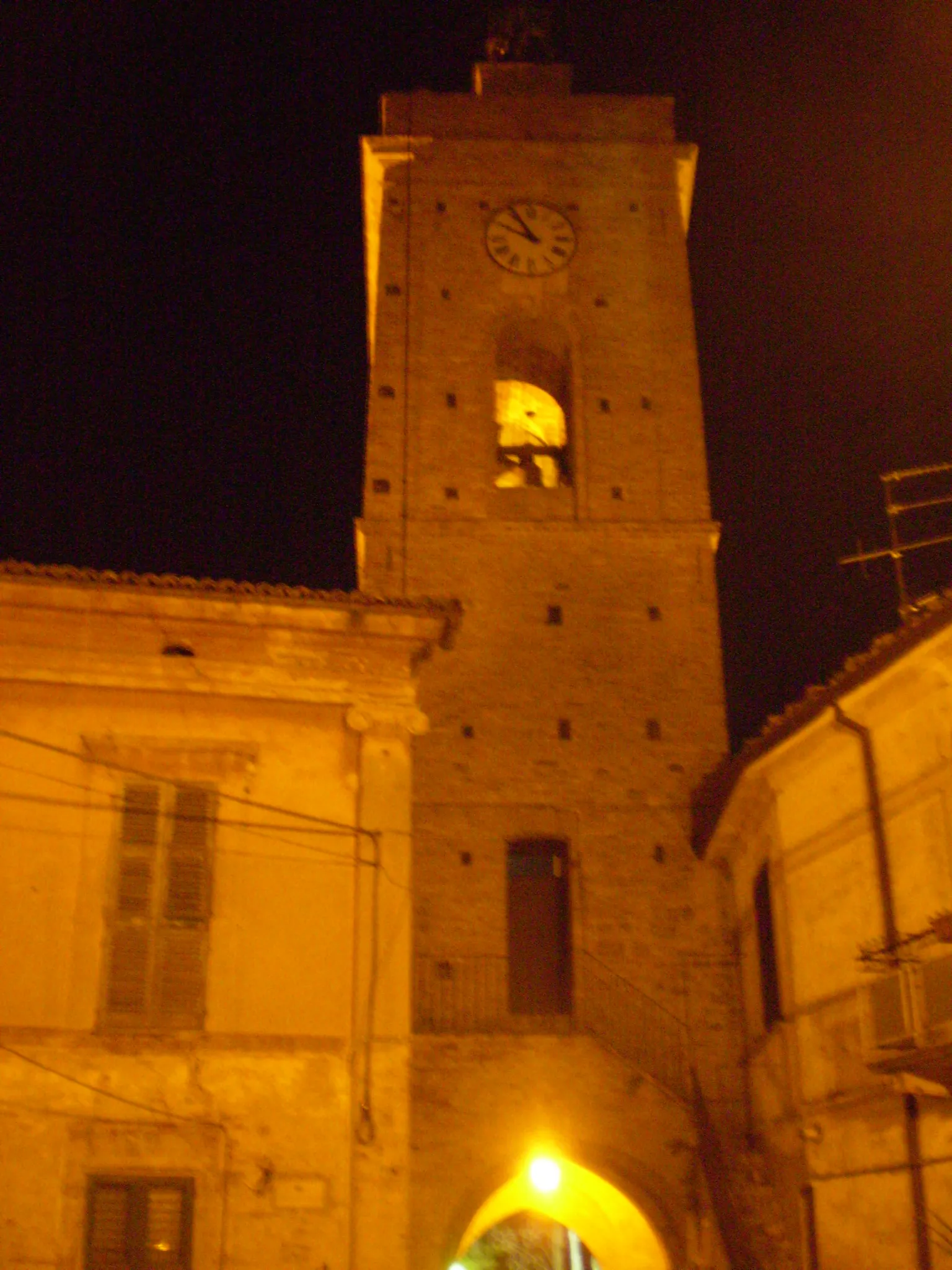 Photo showing: Il campanile della chiesa principale del paesino abruzzese di Paglieta