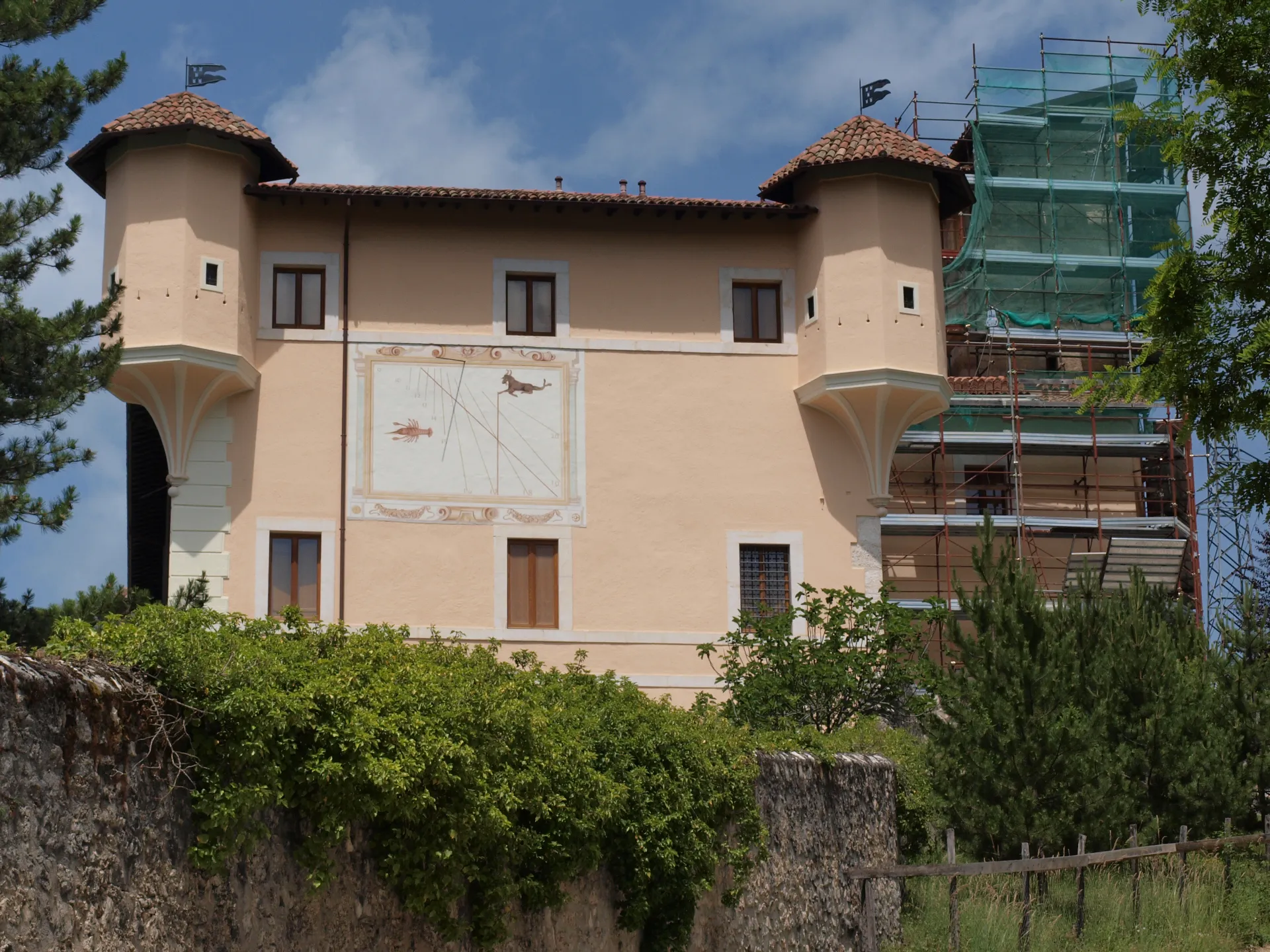 Photo showing: Castle (Castello Dragonetti) in Pizzoli (Abruzzo region, L'Aquila province, Italy)