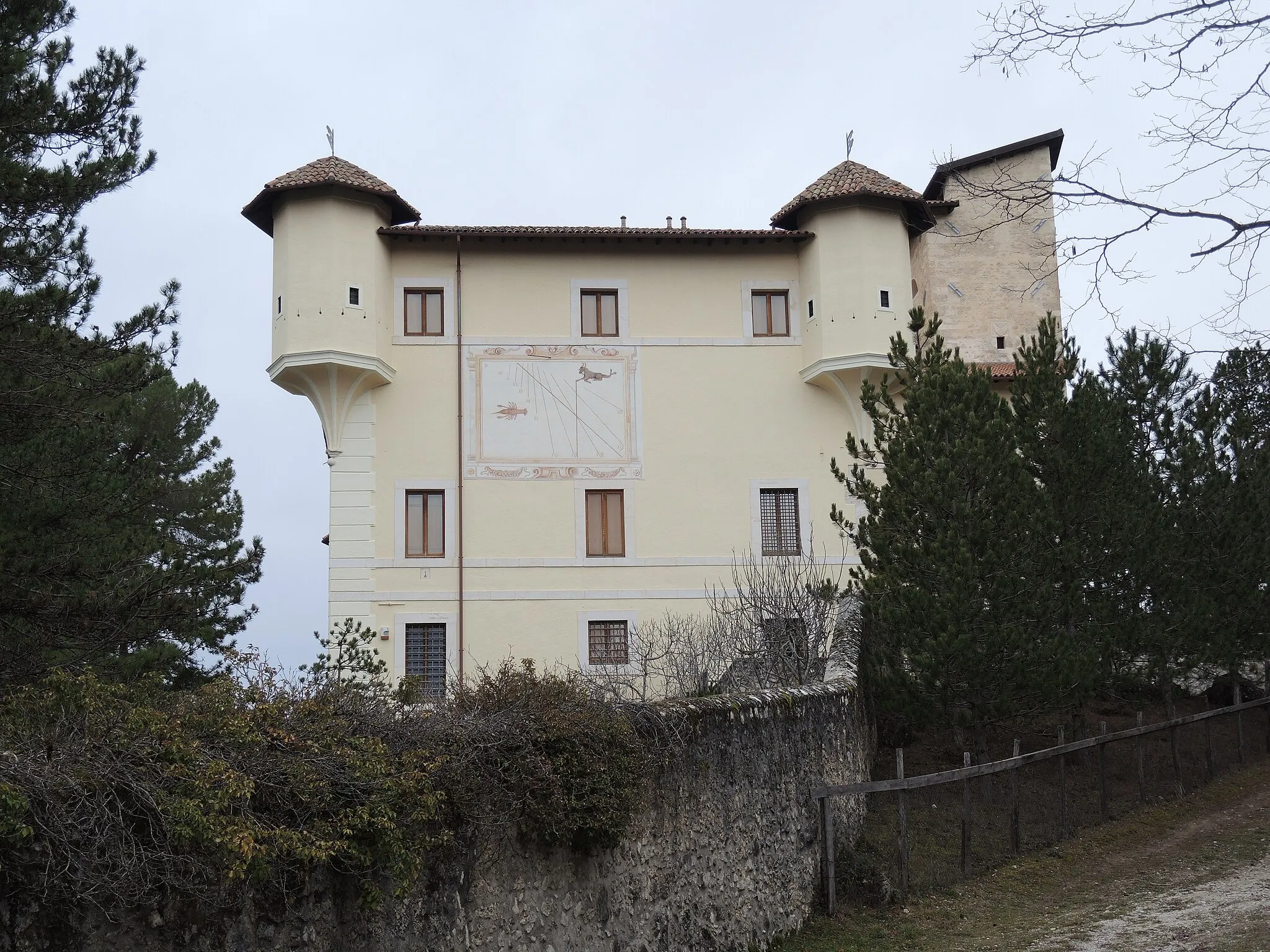 Photo showing: Pizzoli (AQ): Castello Dragonetti de Torres