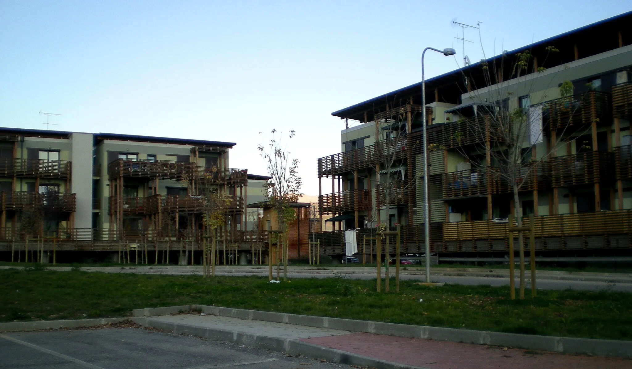 Photo showing: Nuove palazzine a Cese di Preturo, realizzate dopo il terremoto dell'Aquila del 2009 nell'ambito del Progetto C.A.S.E.