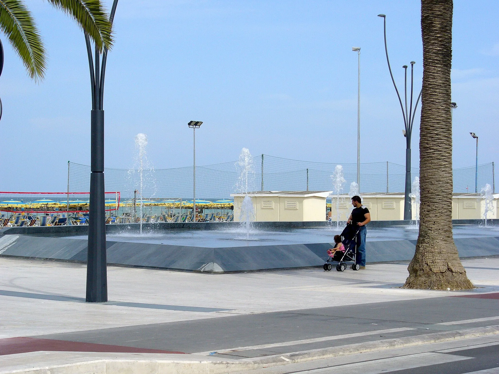 Photo showing: Foto di uno scorcio del lungomare Roma di Roseto degli Abruzzi, raffigurante un'opera realizzata durante l'ultimo restyling.