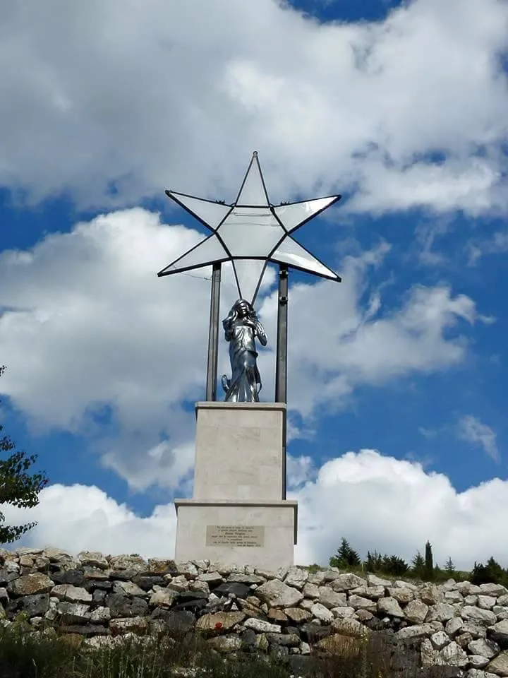 Photo showing: Monumento della stella e statua della Madonna della Pellegrina