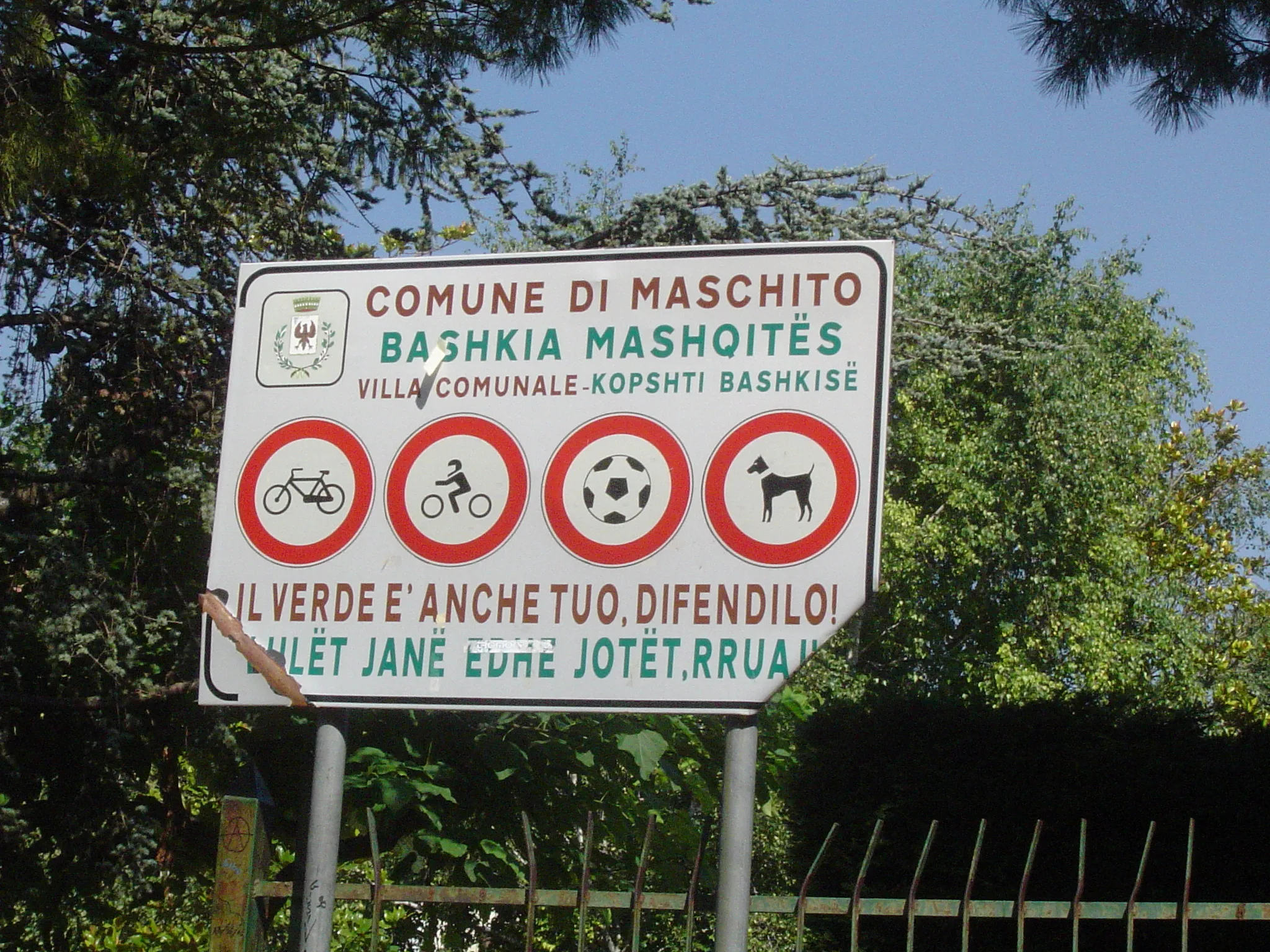 Photo showing: Bilingual panel (italian - albanian) in Maschito city, Italy