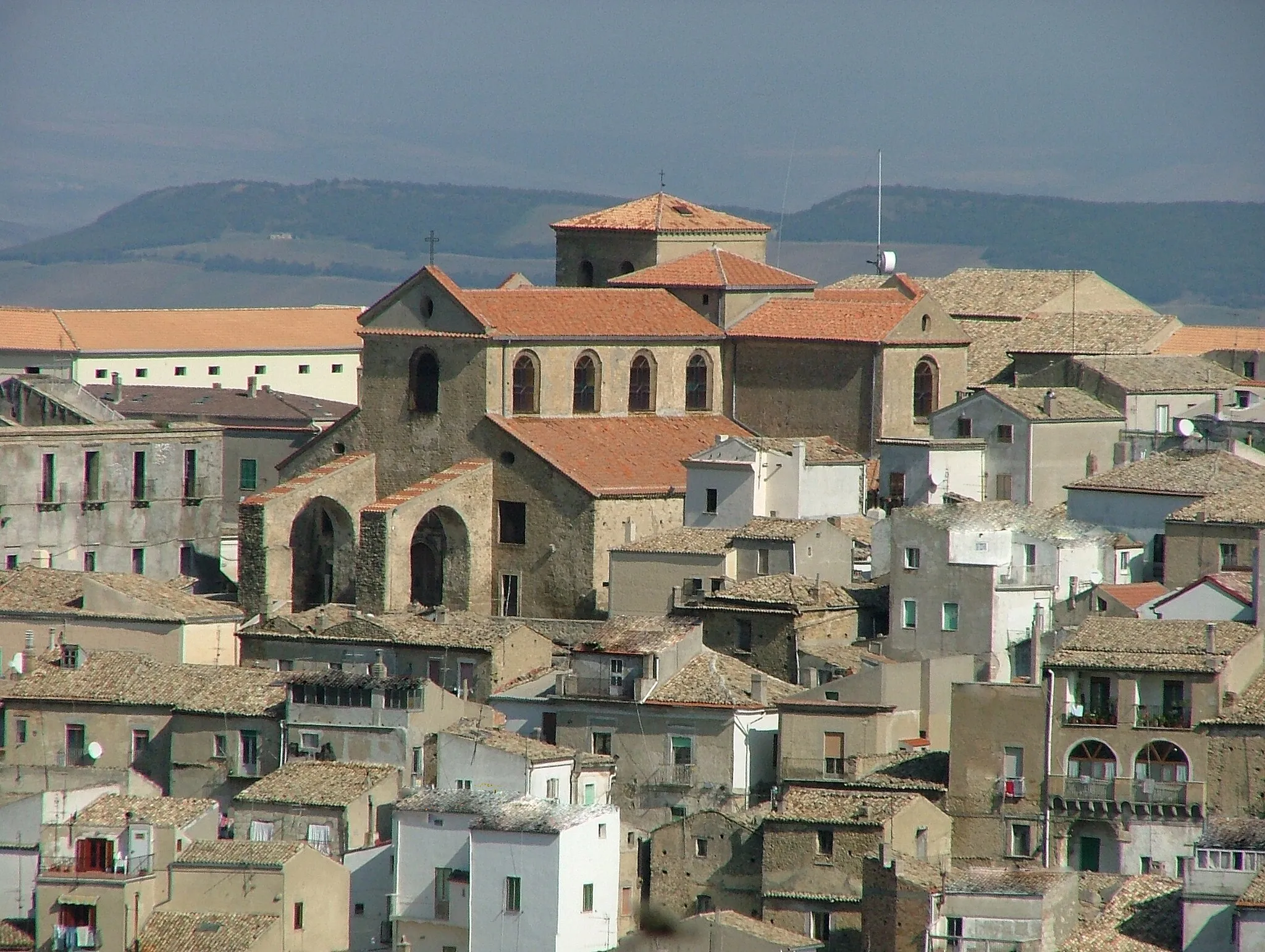 Photo showing: Foto Rocco Stasi - Cattedrale di Tricarico, di originario stile romanico poi modificata nel '600, con l'ampliamento dell'edificio sulle navate laterali e con la collocazione dei due archi di sostegno sulla sua facciata. Pubblico dominio, fatta da me