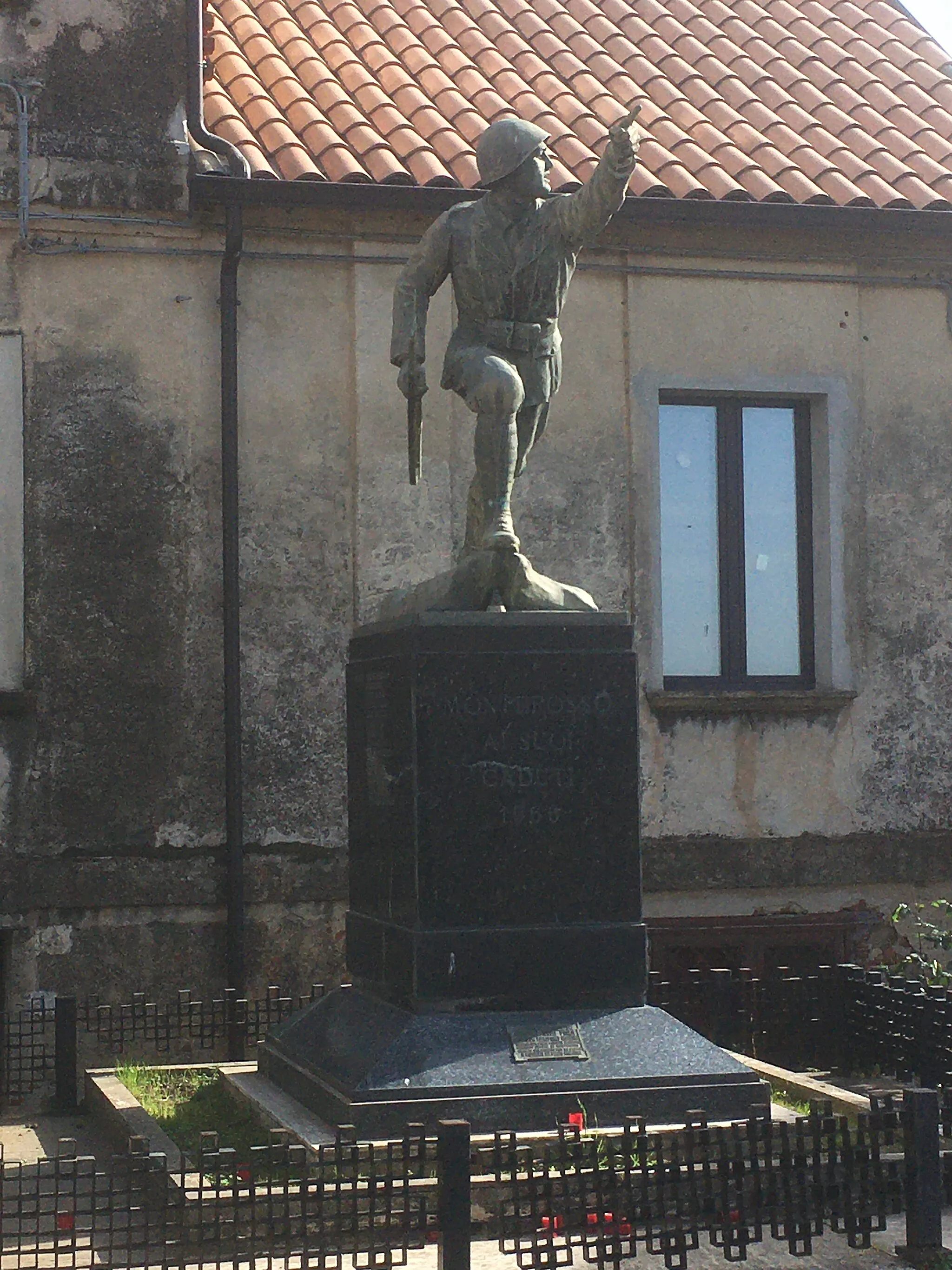 Photo showing: Monterosso Calabro, monumento ai caduti
