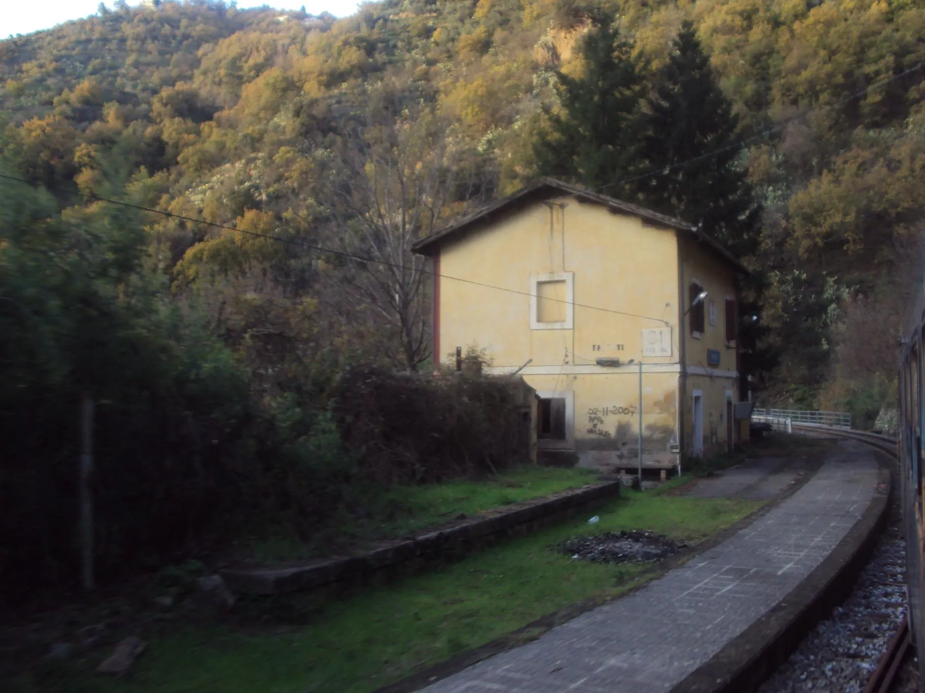 Photo showing: La sperduta stazione di Parenti, lungo la linea FCL Cosenza - Catanzaro Lido