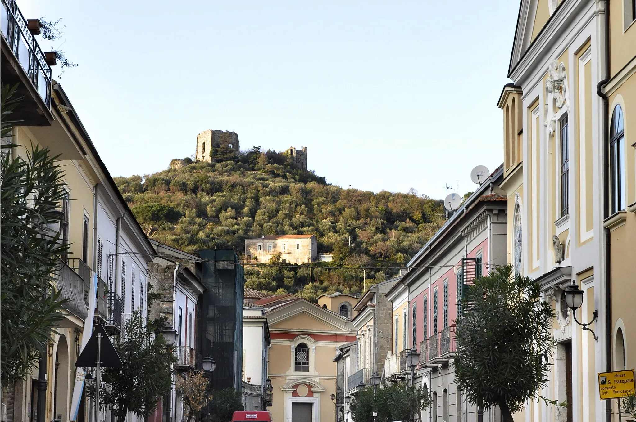 Photo showing: A view of the comune of Airola, in the province of Benevento. Upon the hill, the Lombard castle can be seen.