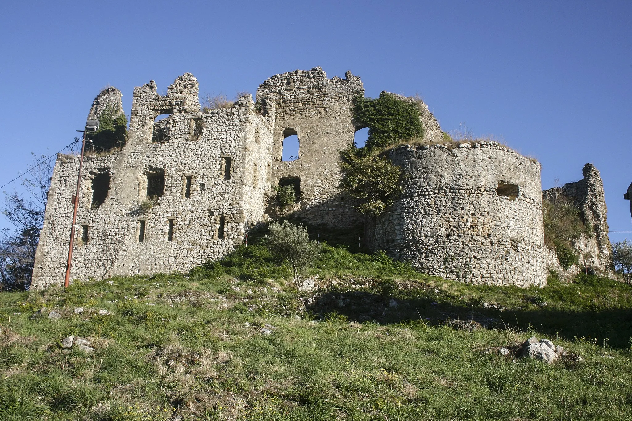 Photo showing: Edificato nel periodo longobardo, il castello di Airola occupa con le sue antiche mura la sommità della collina di Monteoliveto.