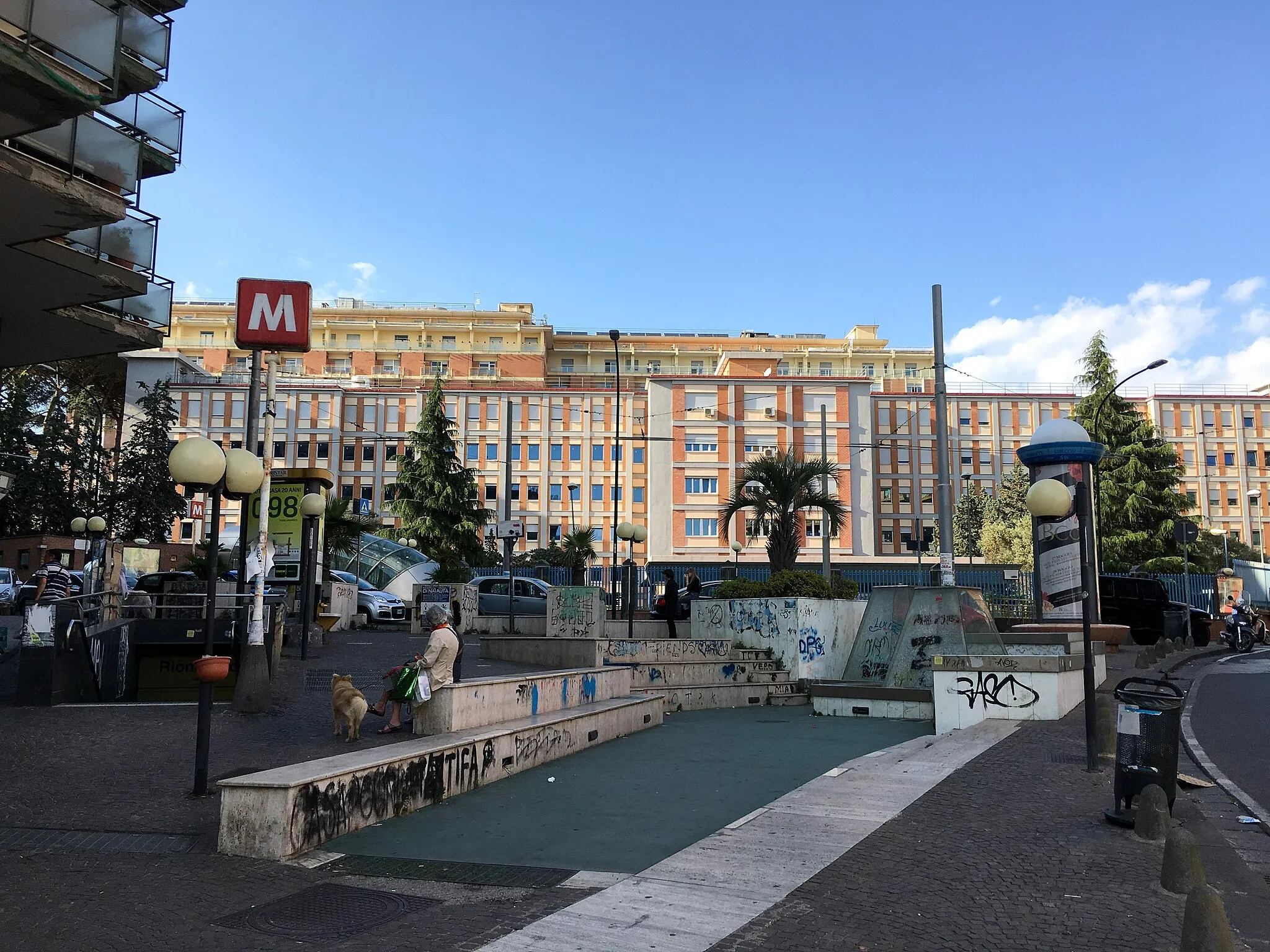 Photo showing: Stazione di Rione Alto – Esterno, con sullo sfondo l'ospedale Pascale.