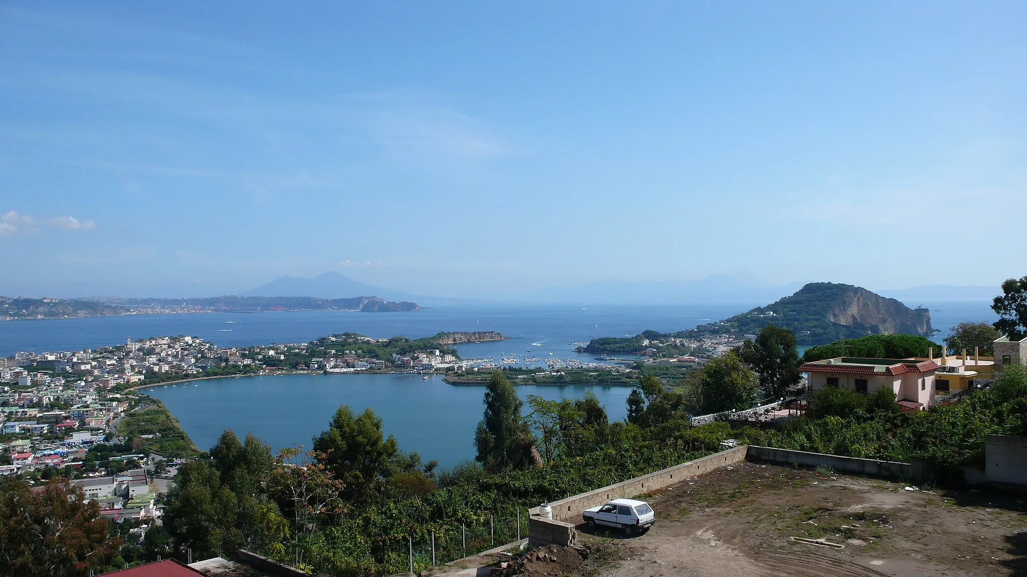 Photo showing: Veduta di Bacoli, lago Miseno, fino a Capo Miseno che si gode da Monte di Procida. Sullo sfondo Bagnoli, Nisida, Posillipo, Vesuvio.