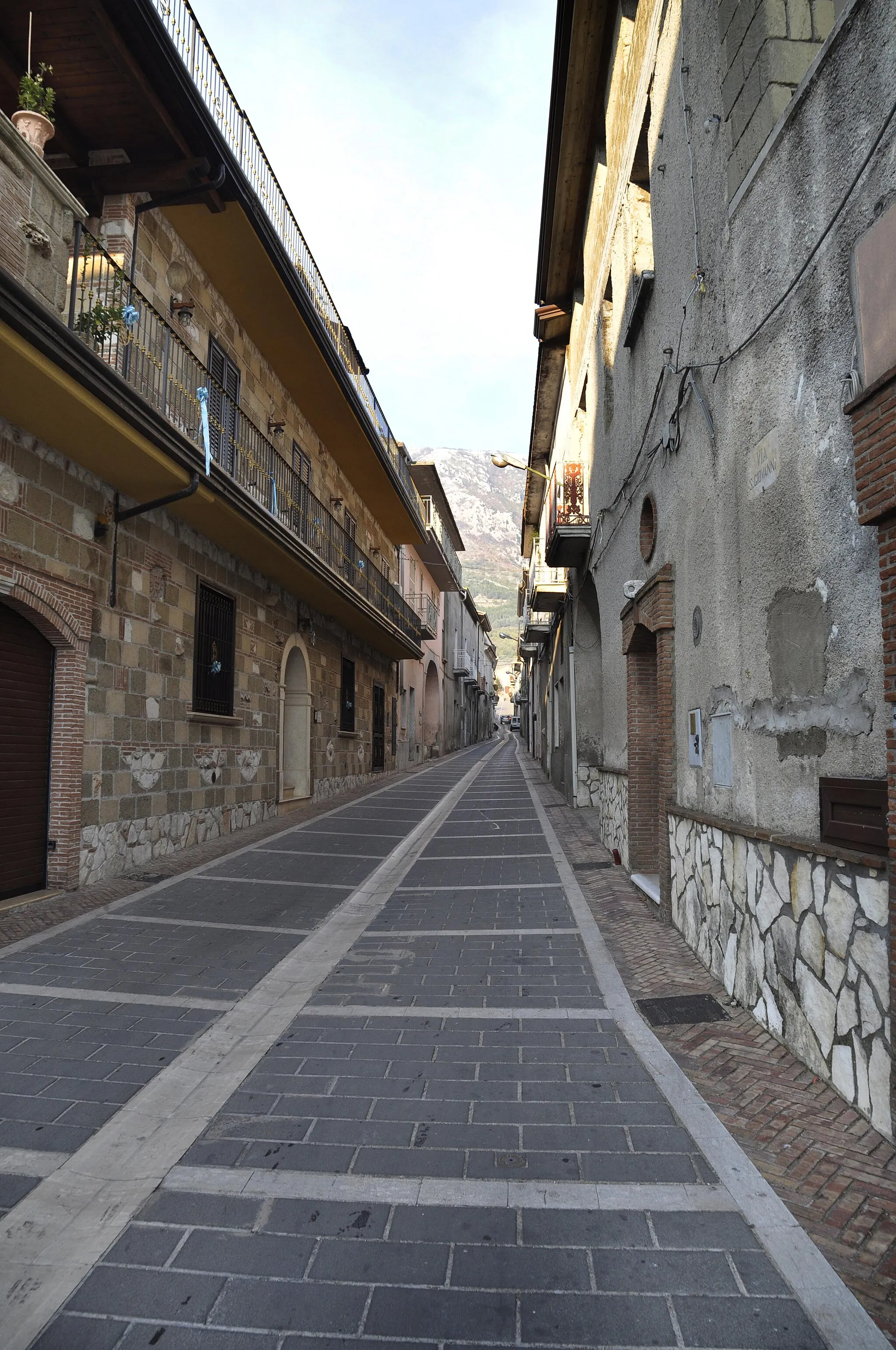 Photo showing: A street in the town of Bucciano, in the province of Benevento.