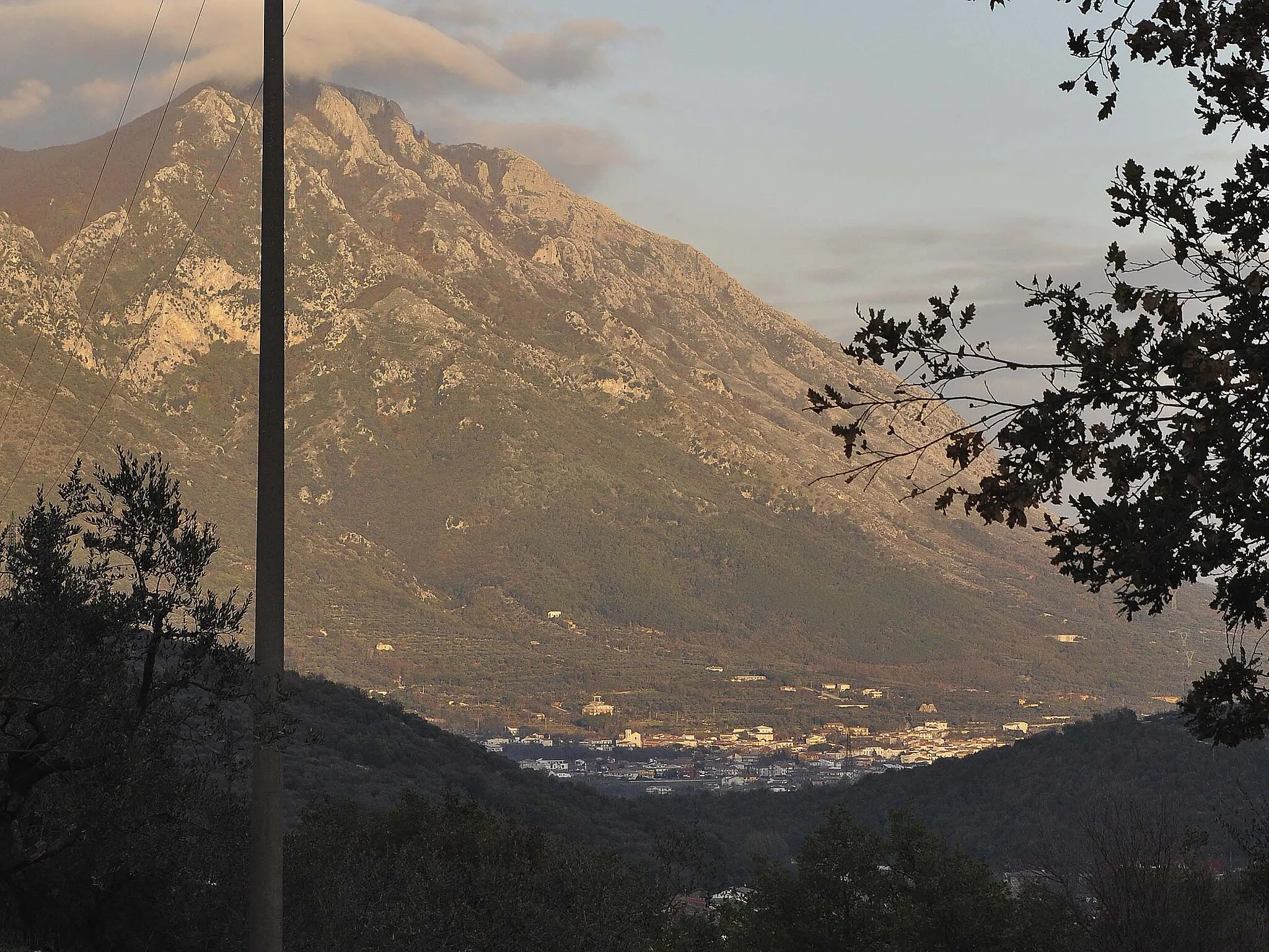 Photo showing: View of the comune of Bucciano, in the province of Benevento, at the feet of Mount Taburnus