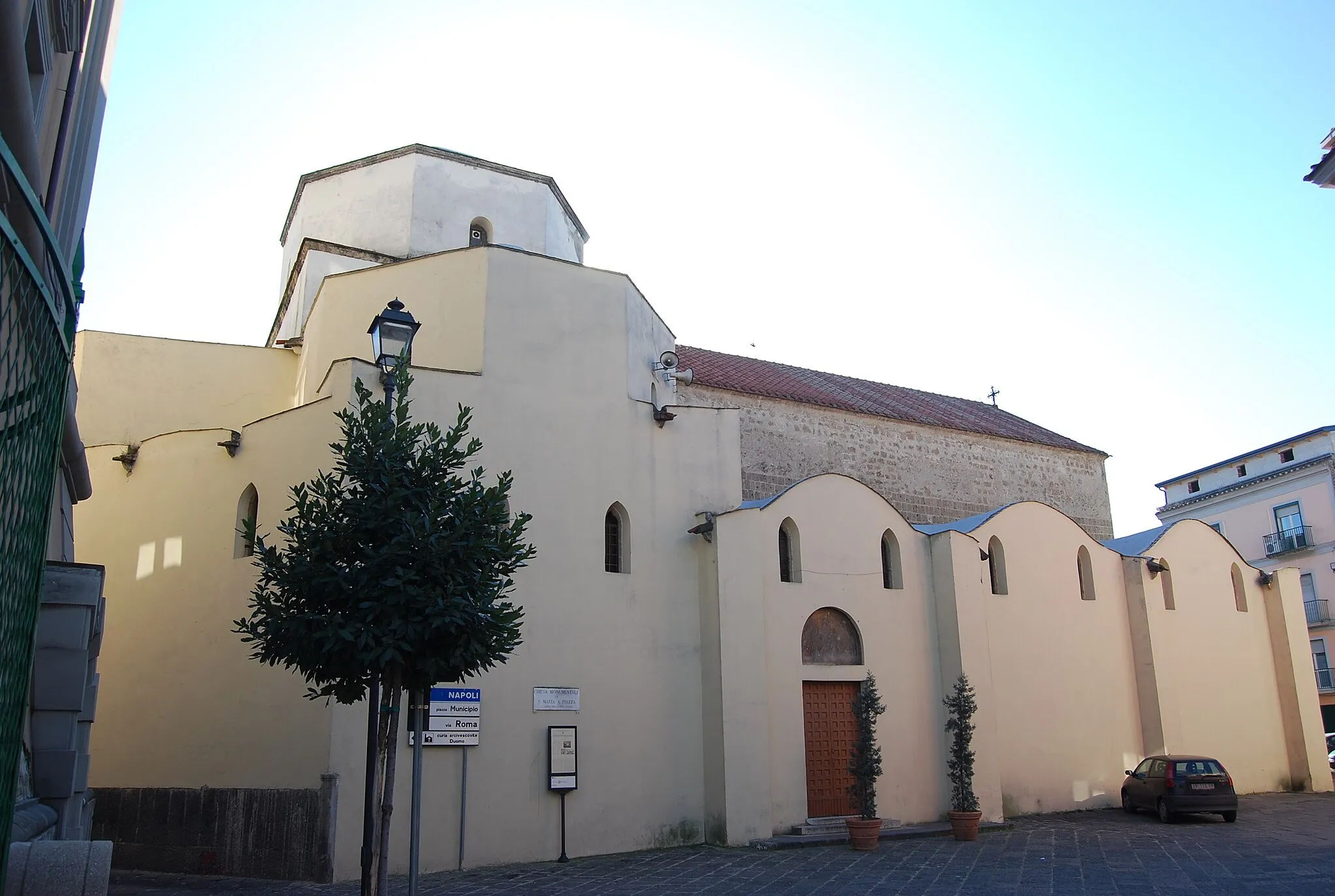 Photo showing: Northern side of Santa Maria a Piazza Church in Aversa, Campania, Italy