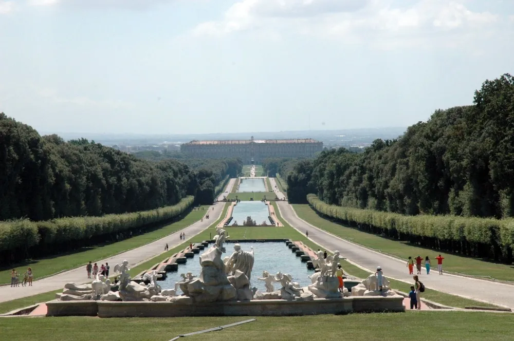 Photo showing: Beschreibung: Der bourbonische Königspalast in Caserta
Quelle: Selbst fotografiert
Fotograf oder Zeichner: Manuel Mauer
Datum: 15.08.05 22:28, 11. Sep 2005 Stanley-goodspeed 1000 x 664 (255271 Byte) (* Beschreibung: Der bourbonische Königspalast in Caserta * Quelle: Selbst fotografiert * Fotograf oder Zeichner: Manuel Mauer * Datum: 15.08.05 * Andere Versionen:)