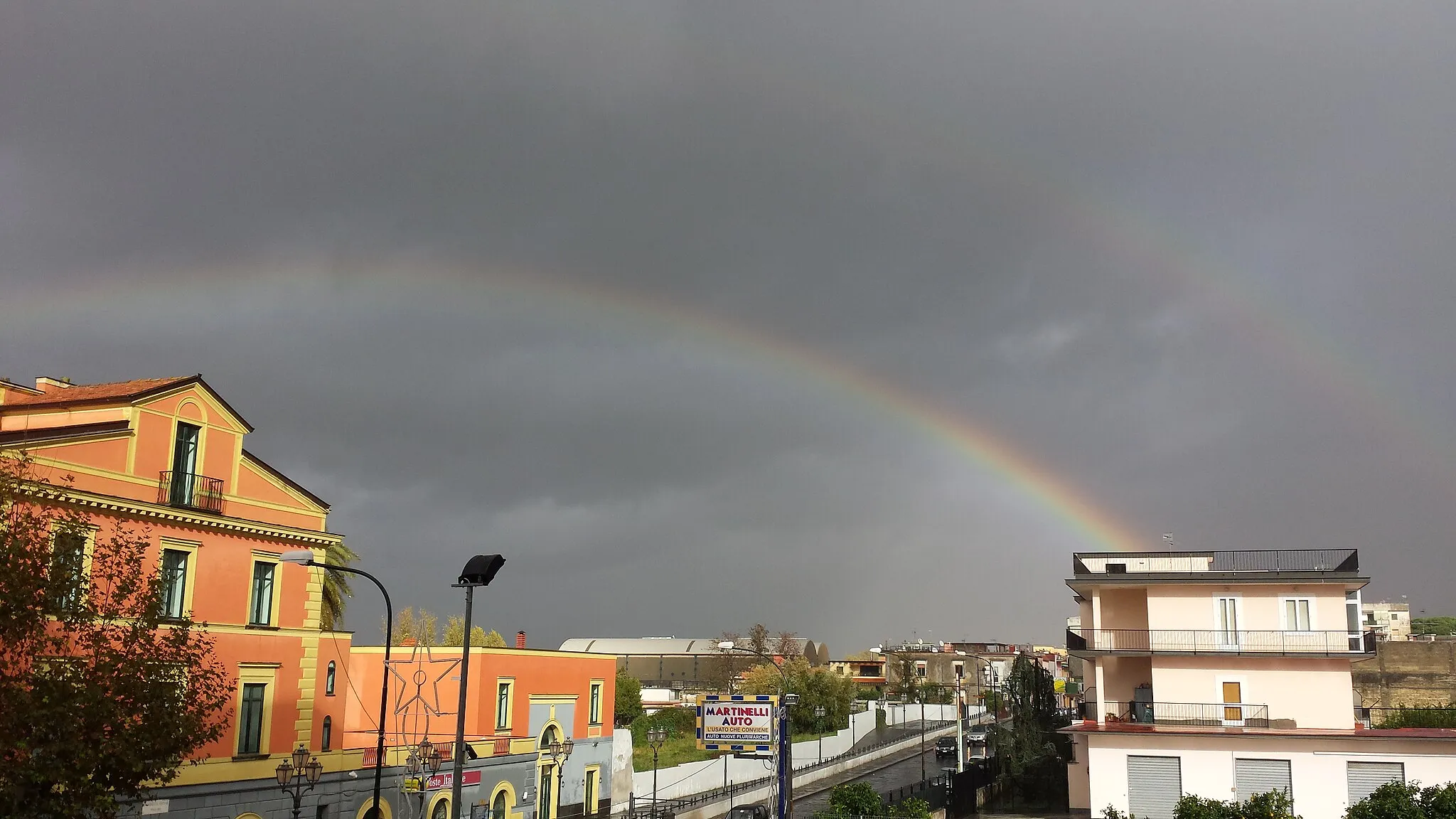 Photo showing: A sinistra la Posta di Cercola, con al cielo un arcobaleno dopo una giornata piovosa.