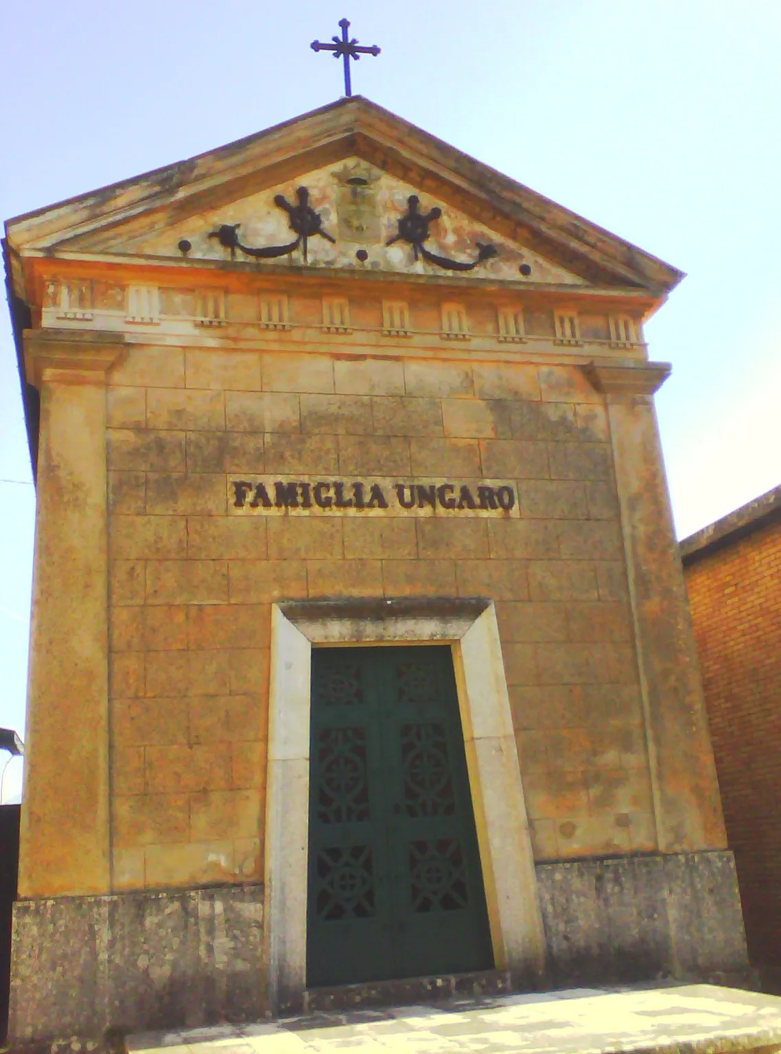 Photo showing: Facciata della cappella Ungaro nel cimitero di Cerreto Sannita (XIX secolo).