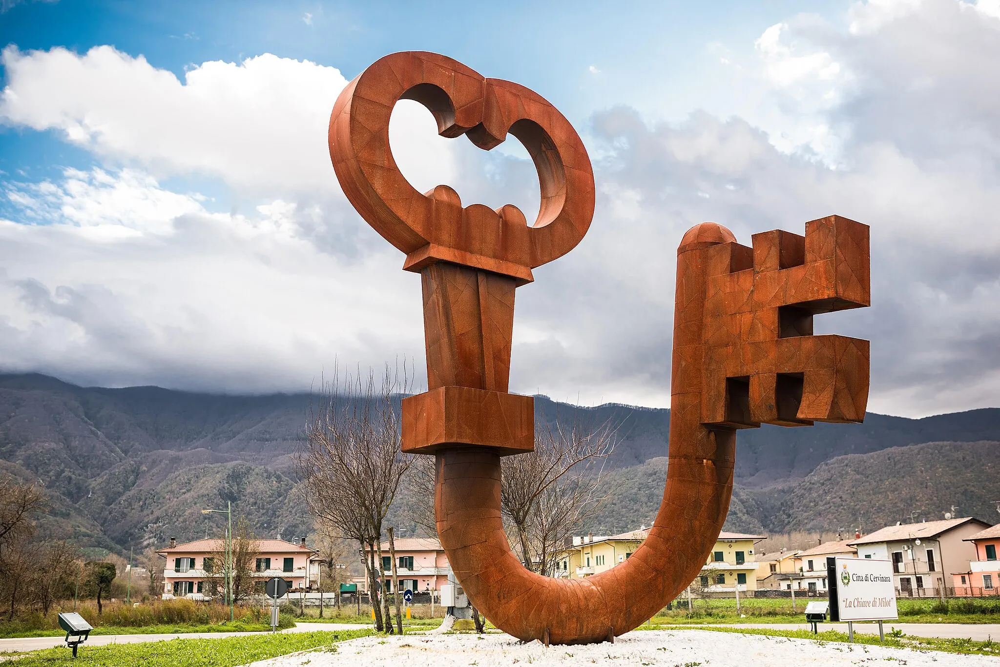Photo showing: Public art sculpture "Chiave di Cervinara" (Key of Cervinara), 2017 by Italian Albanese artist Alfred Milot Mirashi