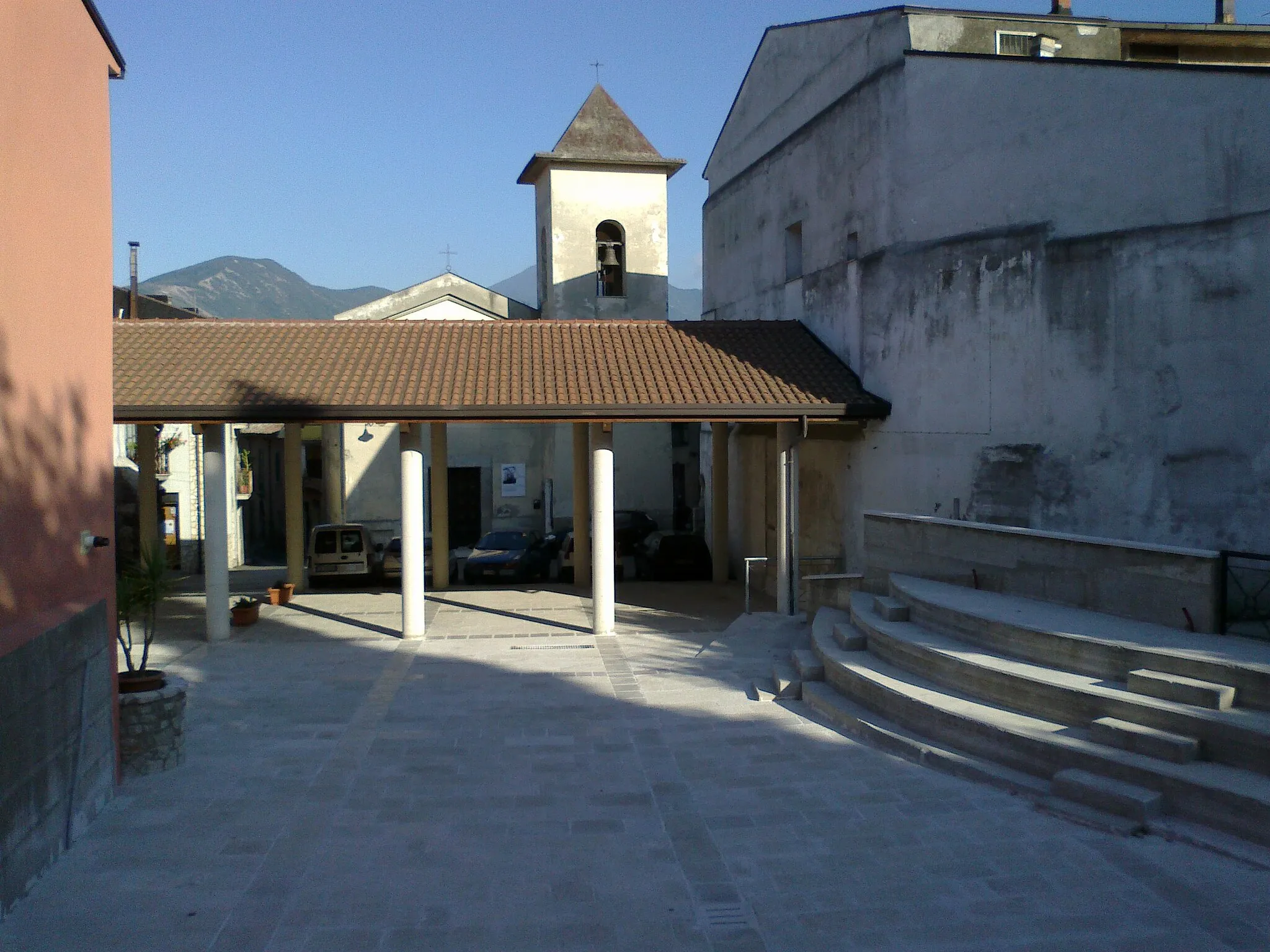 Photo showing: Largo Mons. Ferdinando Renzulli e Chiesa di San Silvestro a Cesinali.