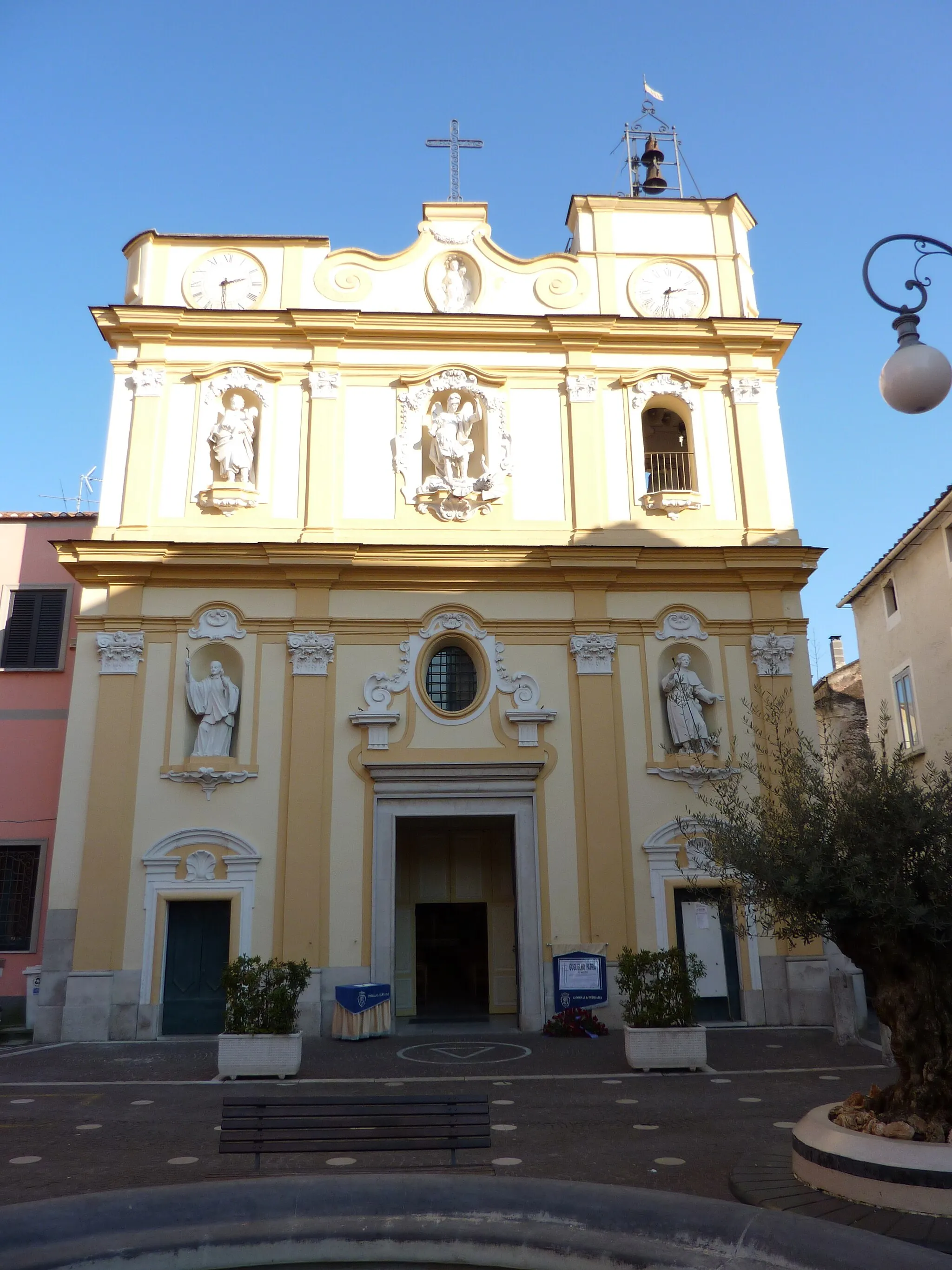 Photo showing: Saint Michael Church is located in the center of Curti, a small town of Caserta in Campania, Italy.