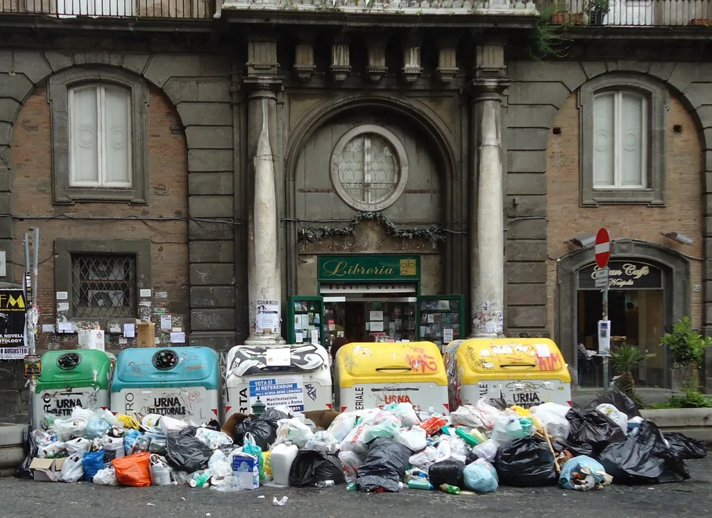 Photo showing: Containers voor gescheiden afval in Napels, Italië