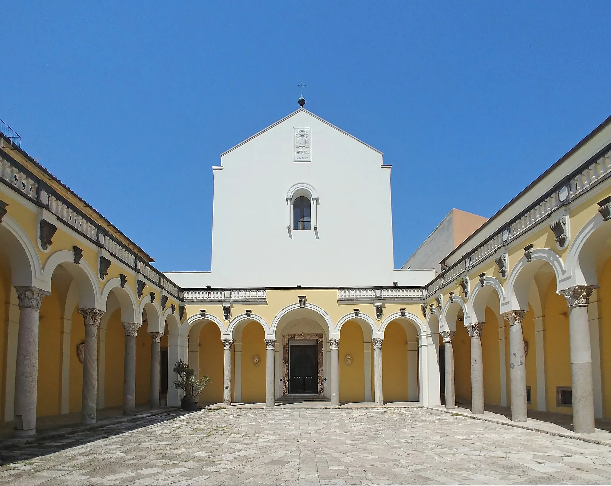 Photo showing: Quadriportico.