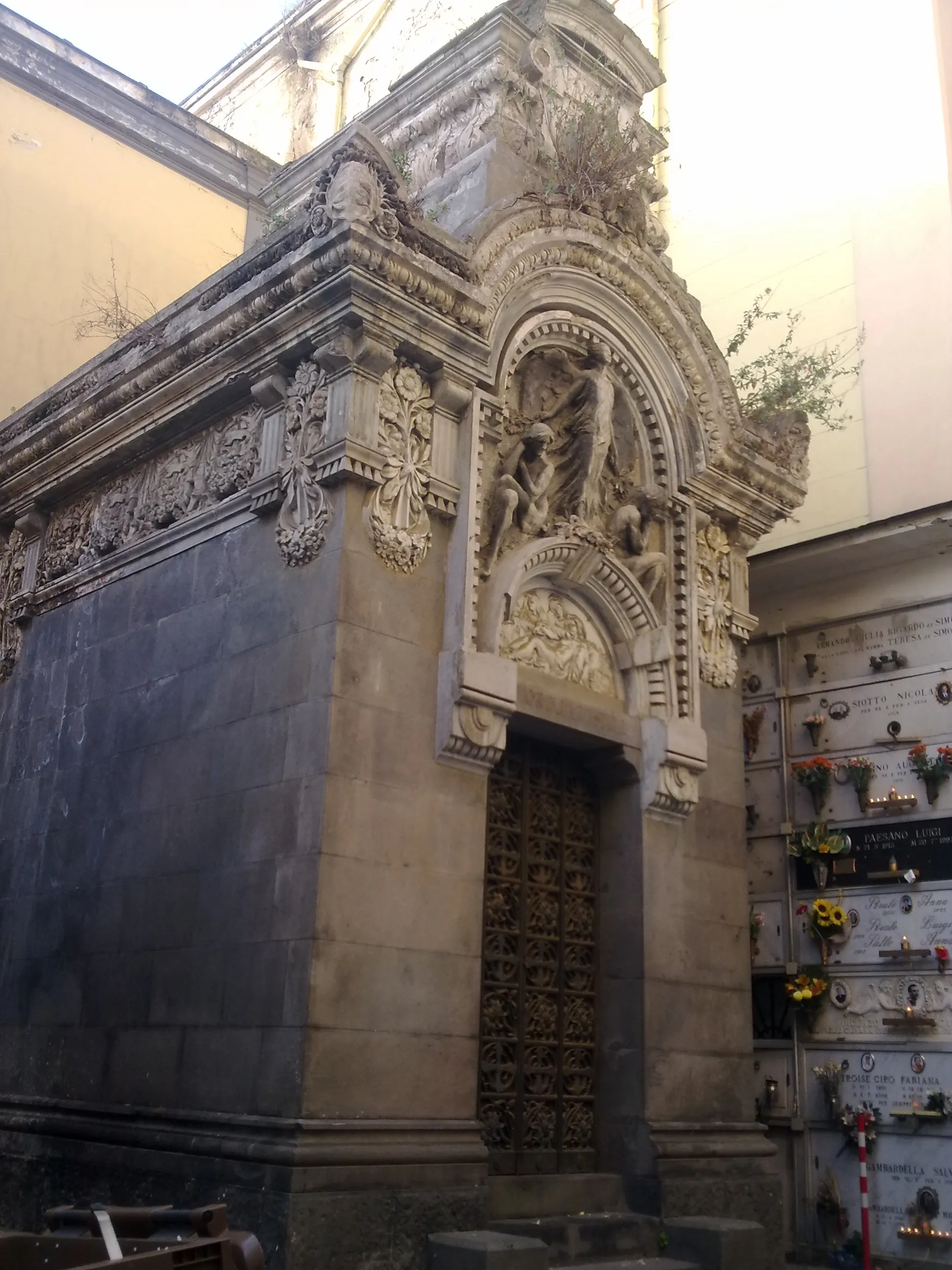 Photo showing: Cappelle monumentali del cimitero di Poggioreale di Napoli