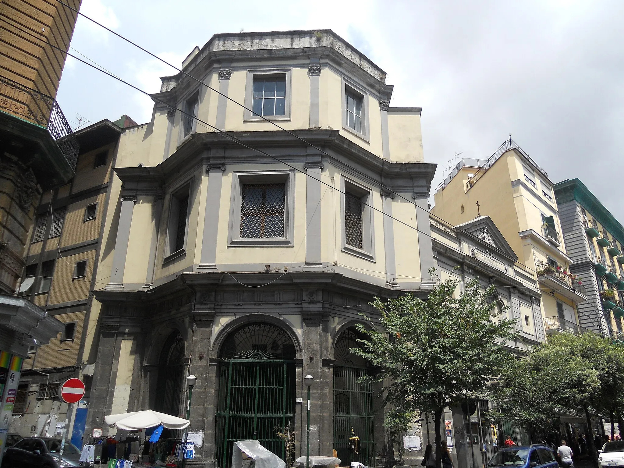 Photo showing: Prospetto esterno di Santa Maria Egiziaca all'Olmo, Napoli