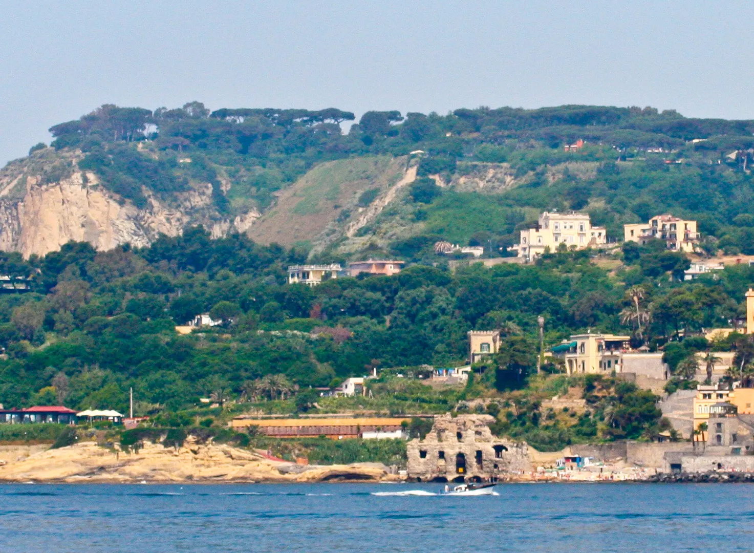 Photo showing: Napoli, la costa di Posillipo.

In primo piano il Palazzo degli Spiriti.