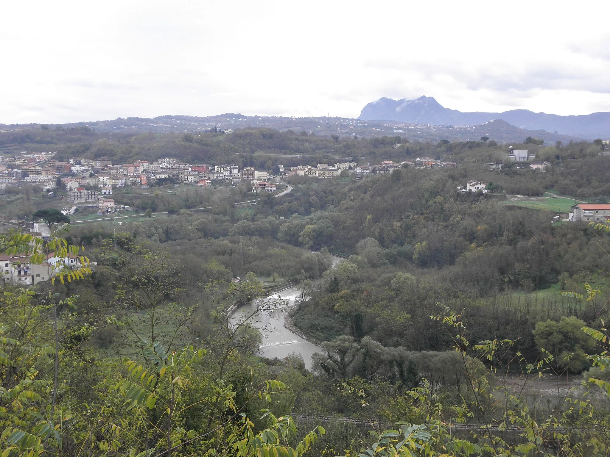 Photo showing: L'abitato di Pratola Serra visto da Prata Pricipato d'Ultra