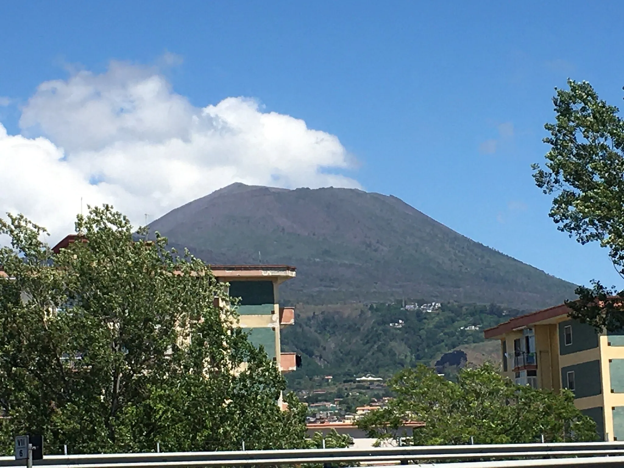 Photo showing: Mount Vesuvius in Pompeii