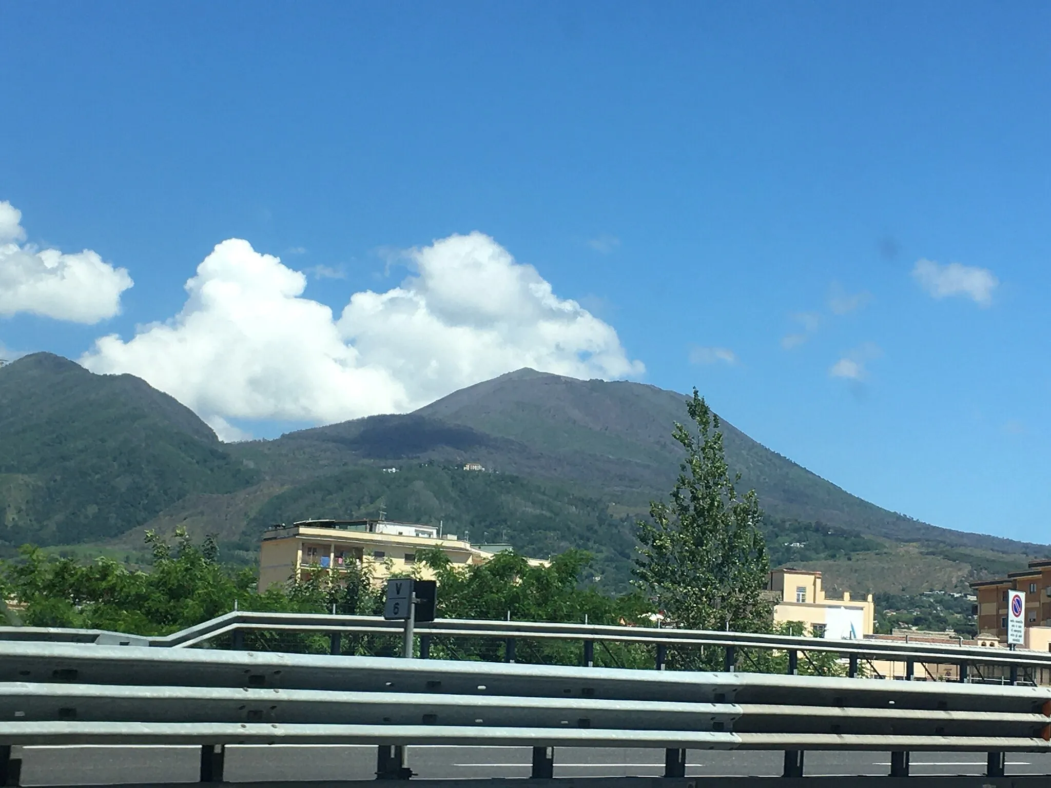 Photo showing: Mount Vesuvius in Pompeii