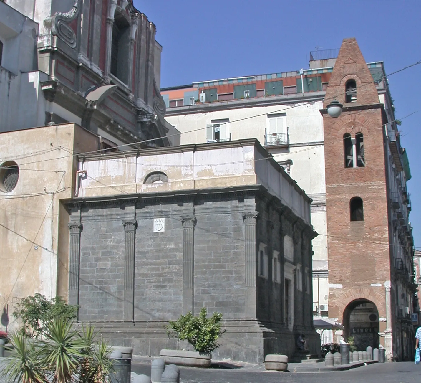 Photo showing: Italia, regione Campania, Napoli, Cappella dei Pontano e campanile di Santa Maria Maggiore.