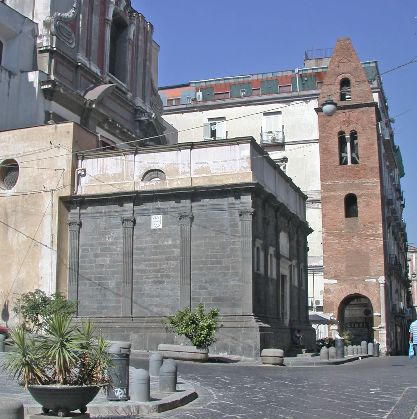 Photo showing: Italia, regione Campania, Napoli, Cappella dei Pontano e campanile di Santa Maria Maggiore.