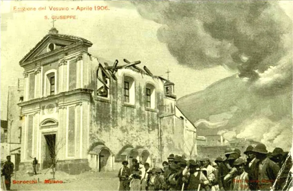 Photo showing: San Giuseppe Vesuviano (NA) - Chiesa danneggiata dall'eruzione del Vesuvio del 1906. ("Eruzione del Vesuvio - Aprile 1906. San Giuseppe".) Cartolina. Autore sconosciuto.