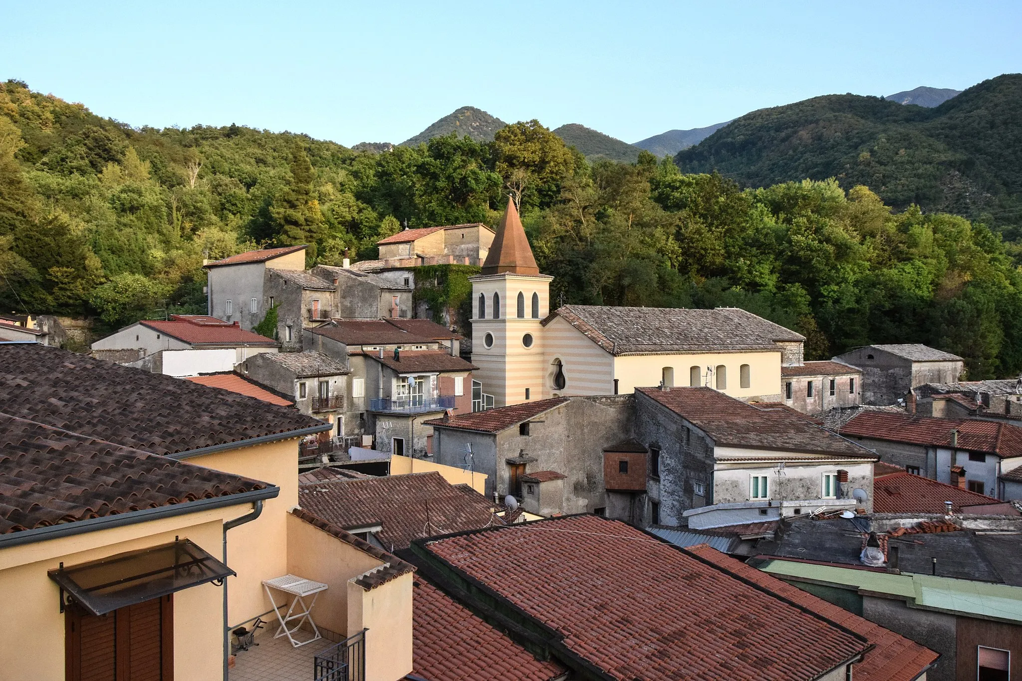 Photo showing: Il centro storico di San Martino Valle Caudina visto dalla terrazza antistante il castello, con la chiesa di San Giovanni Battista